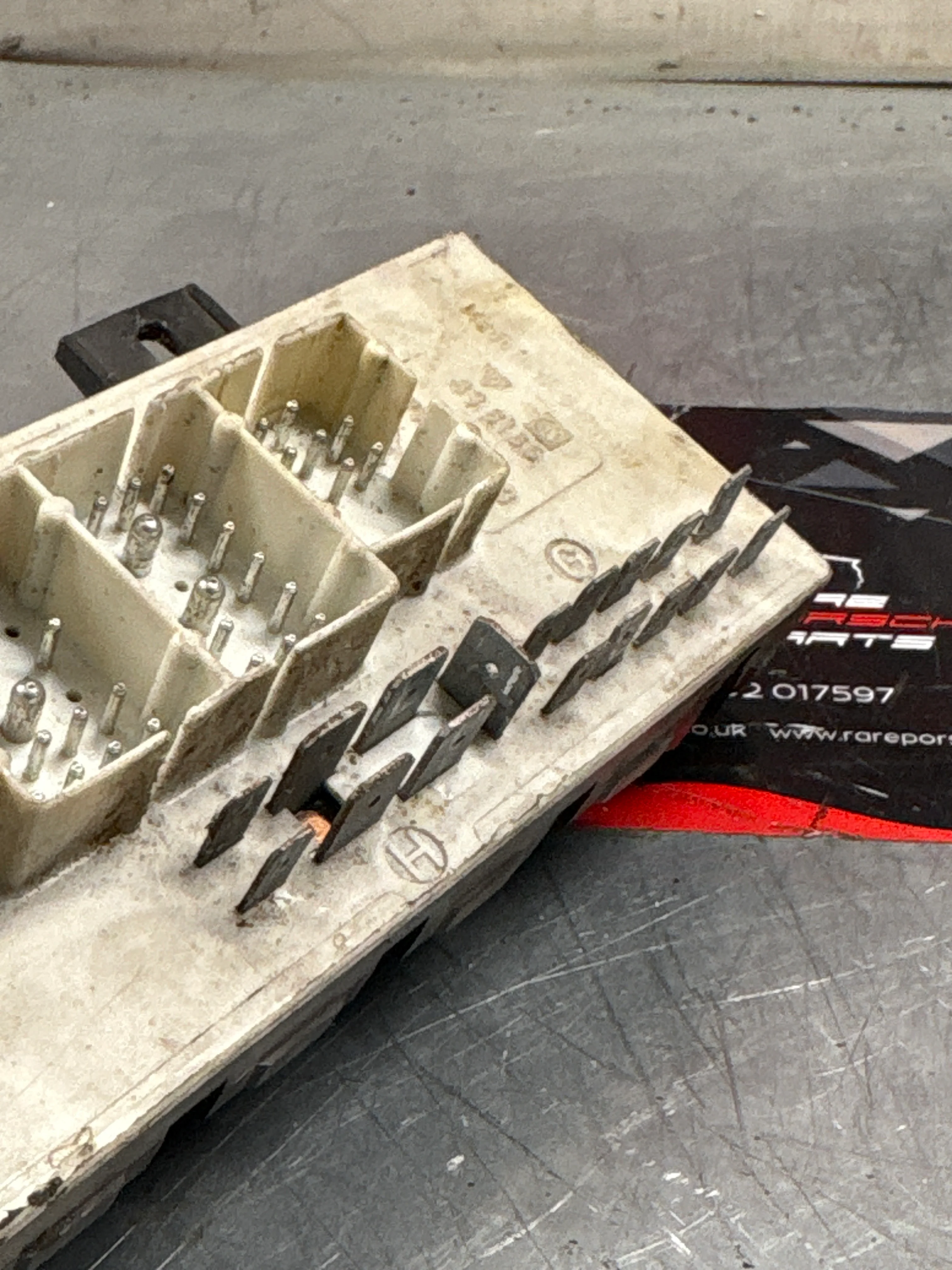 Porsche 924 944 (1979-1989) Fuse Box 477941813 used - Image 13