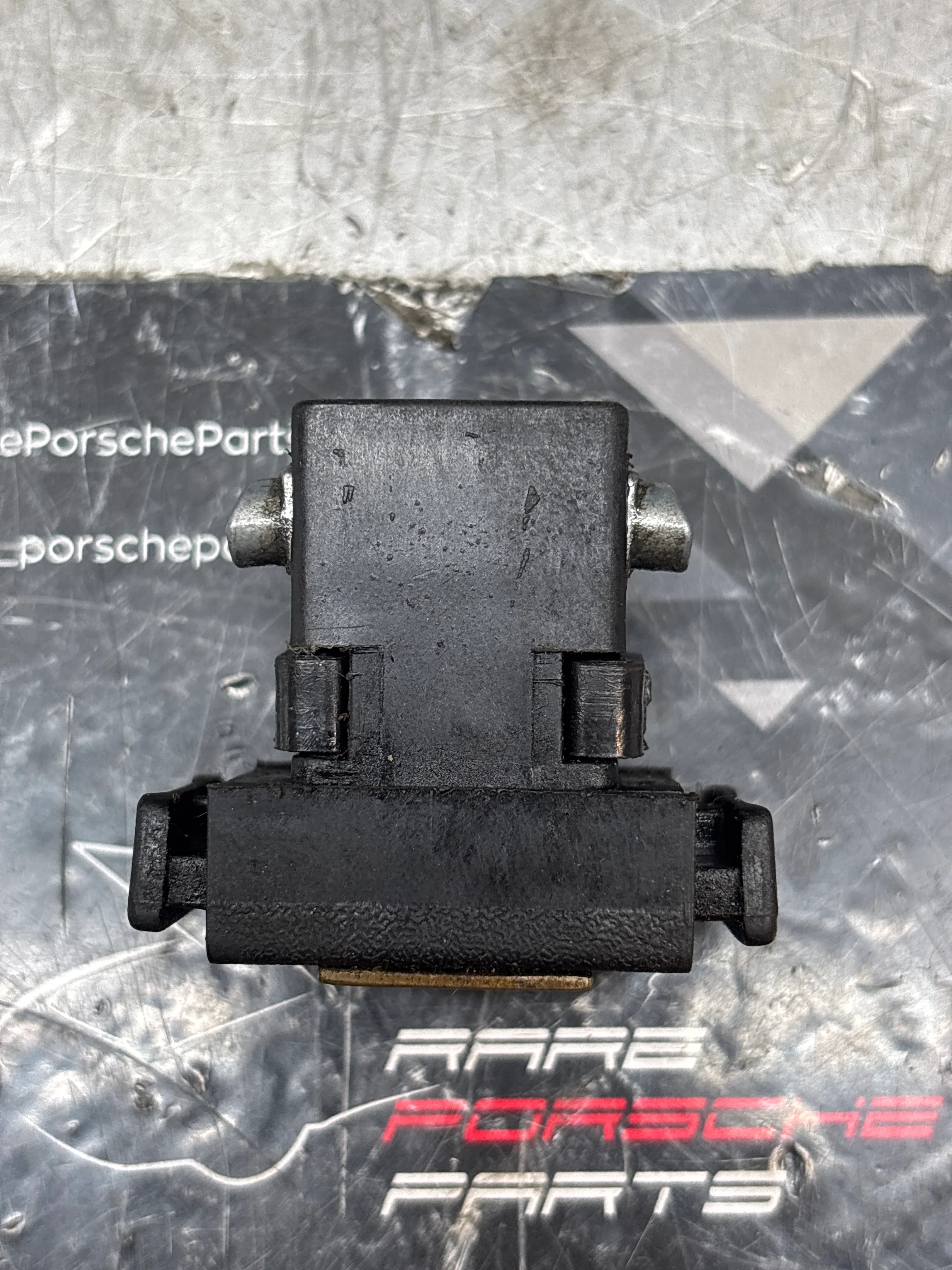 Porsche 924/944 black glove box lock with badge 477857133 used immaculate - Image 3