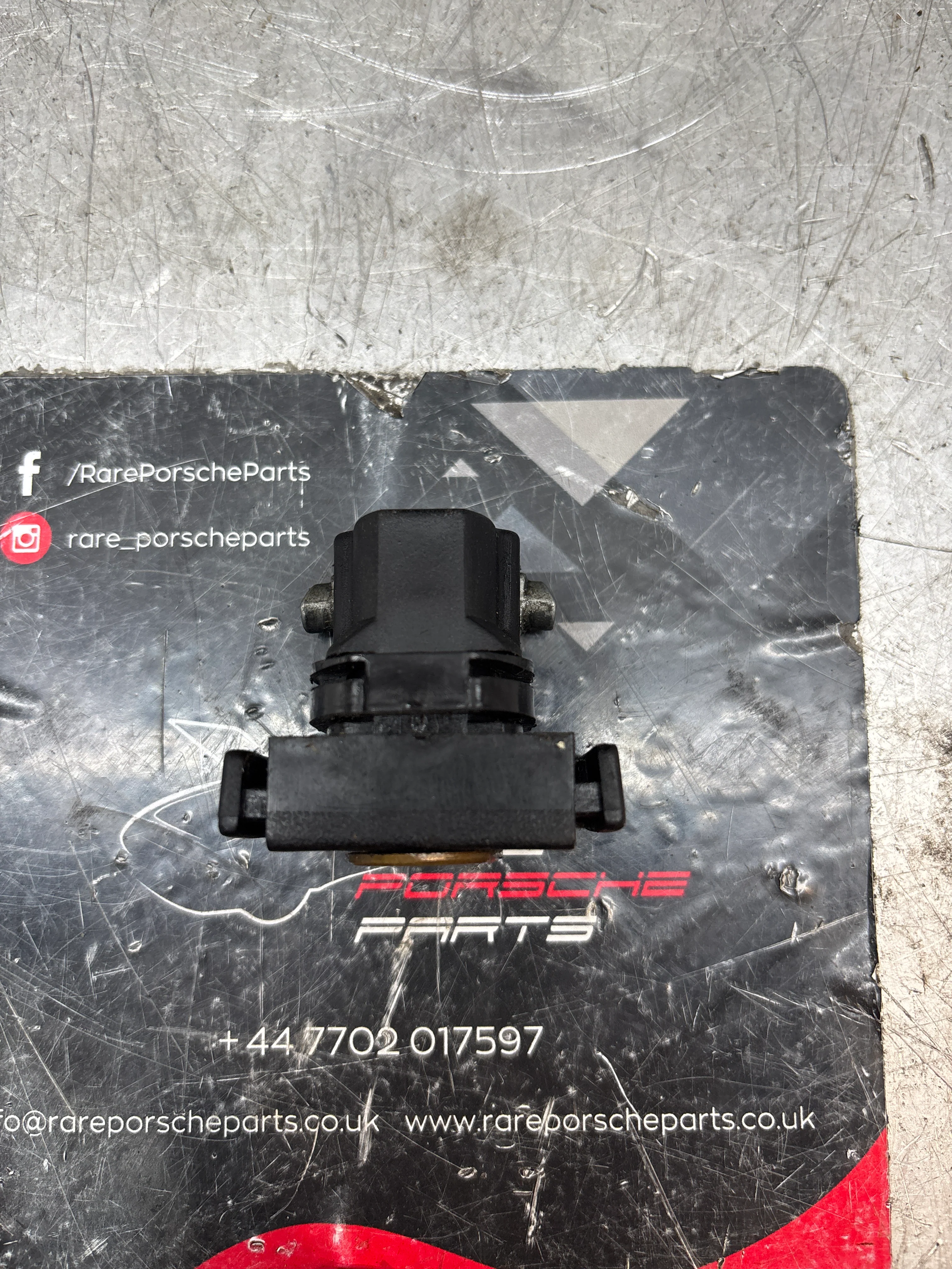 Porsche 924/944 black glove box lock with badge 477857133 used immaculate - Image 4