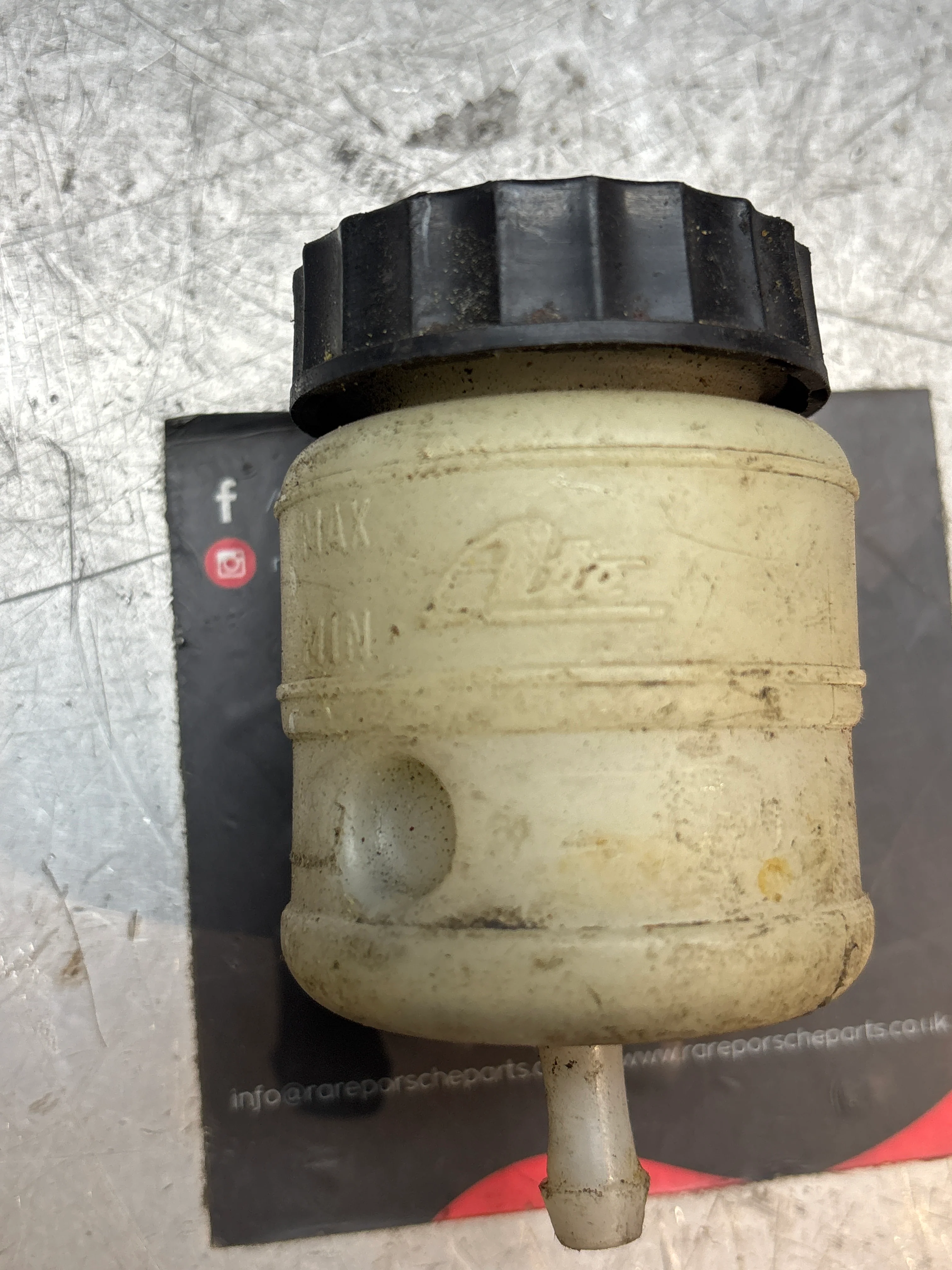 Porsche 924S / 944 clutch cylinder reservoir, used 944432210 - Image 3