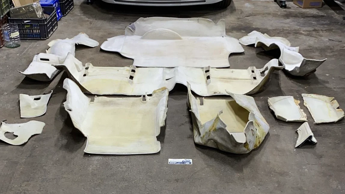 Porsche 944 oval dash RHD white carpet set 85.5- used