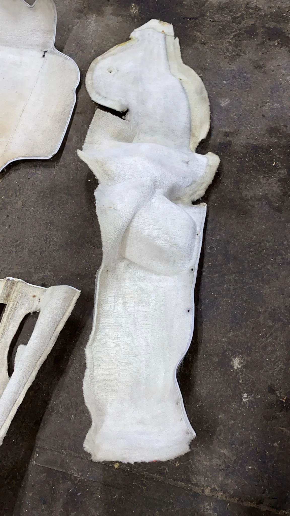 Porsche 944 oval dash RHD white carpet set 85.5- used - Image 4