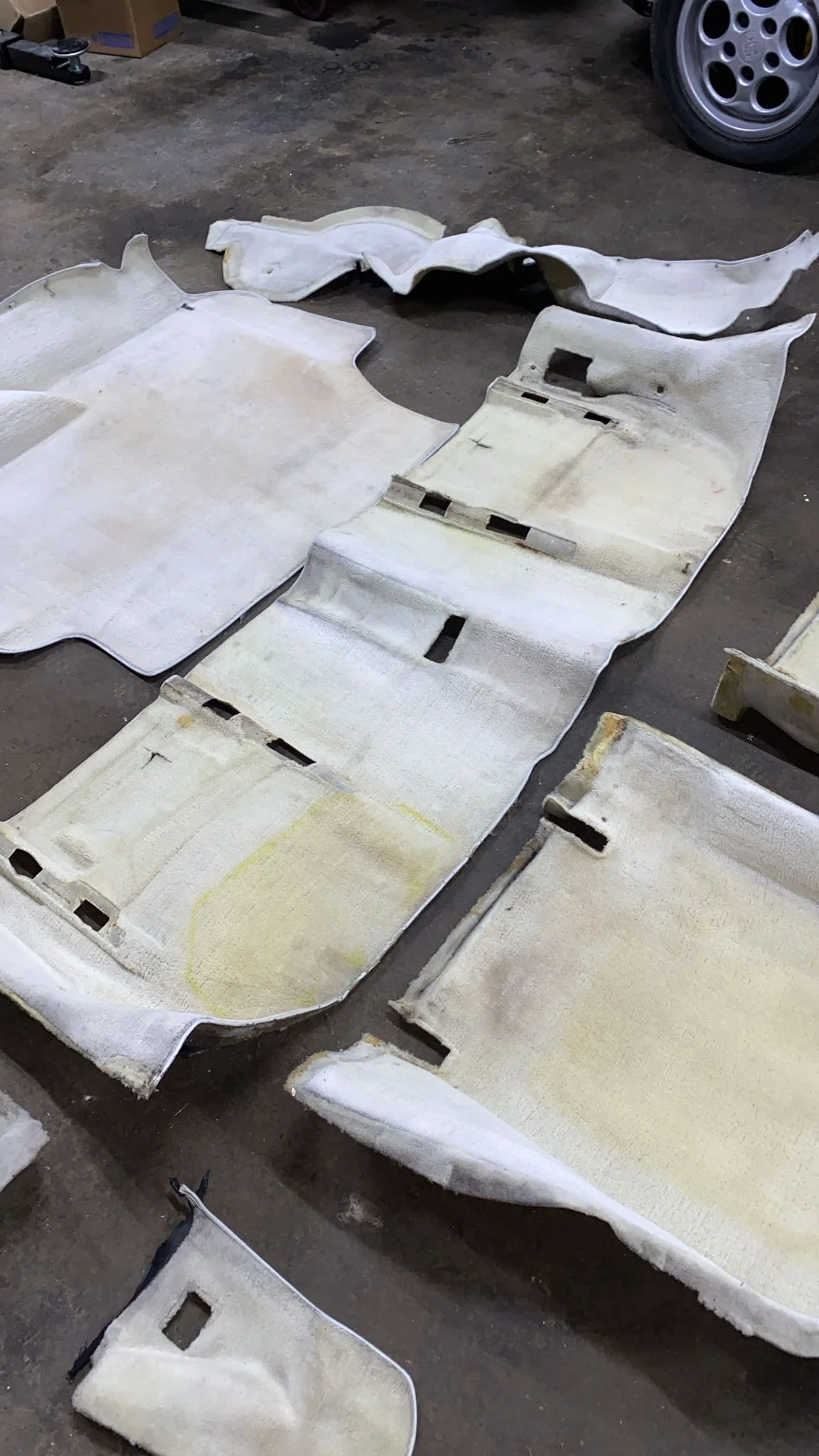 Porsche 944 oval dash RHD white carpet set 85.5- used - Image 8