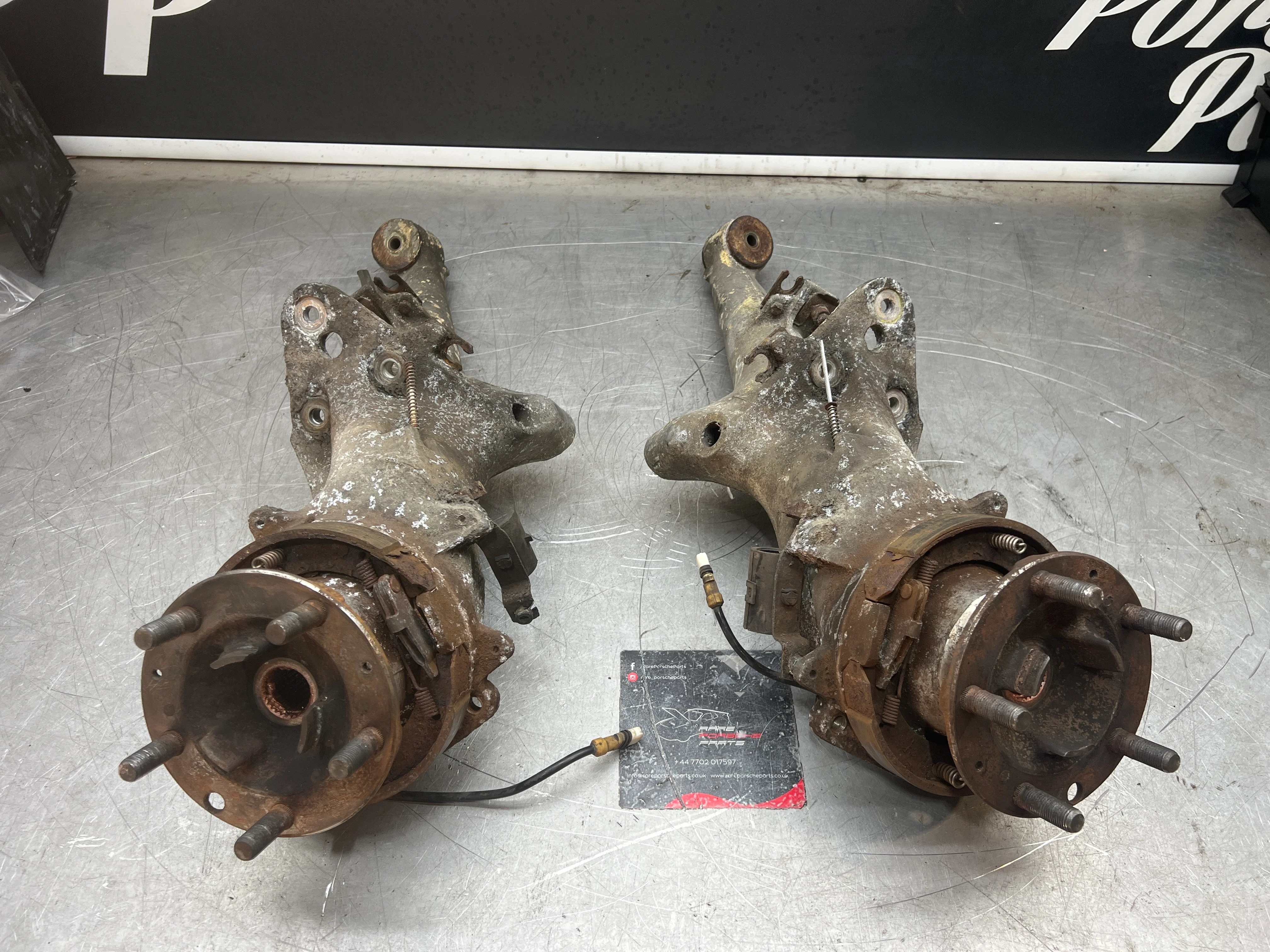Porsche 944 S2 Turbo pair of alloy rear trailing arms, 9513315134R / 9513315144R used, with hubs
