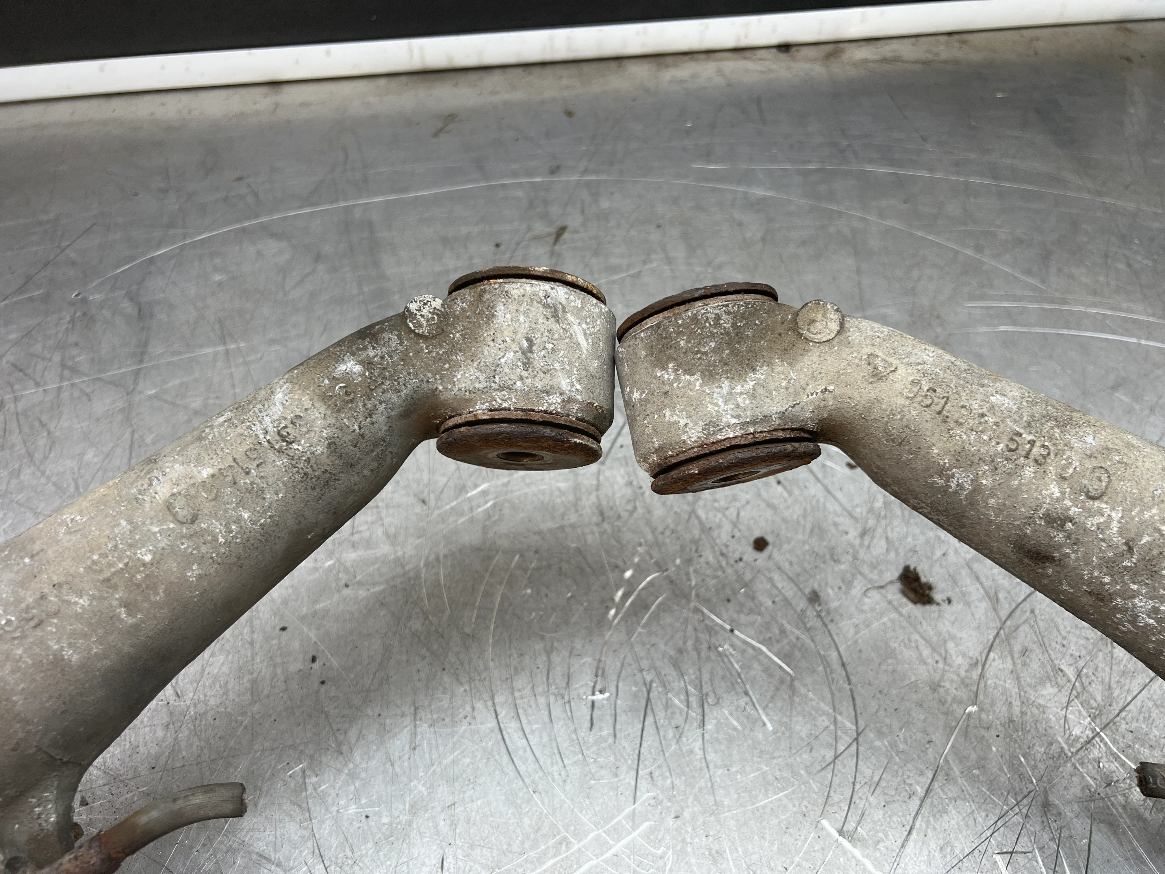 Porsche 944 S2 Turbo pair of alloy rear trailing arms, 9513315134R / 9513315144R used, with hubs - Image 10