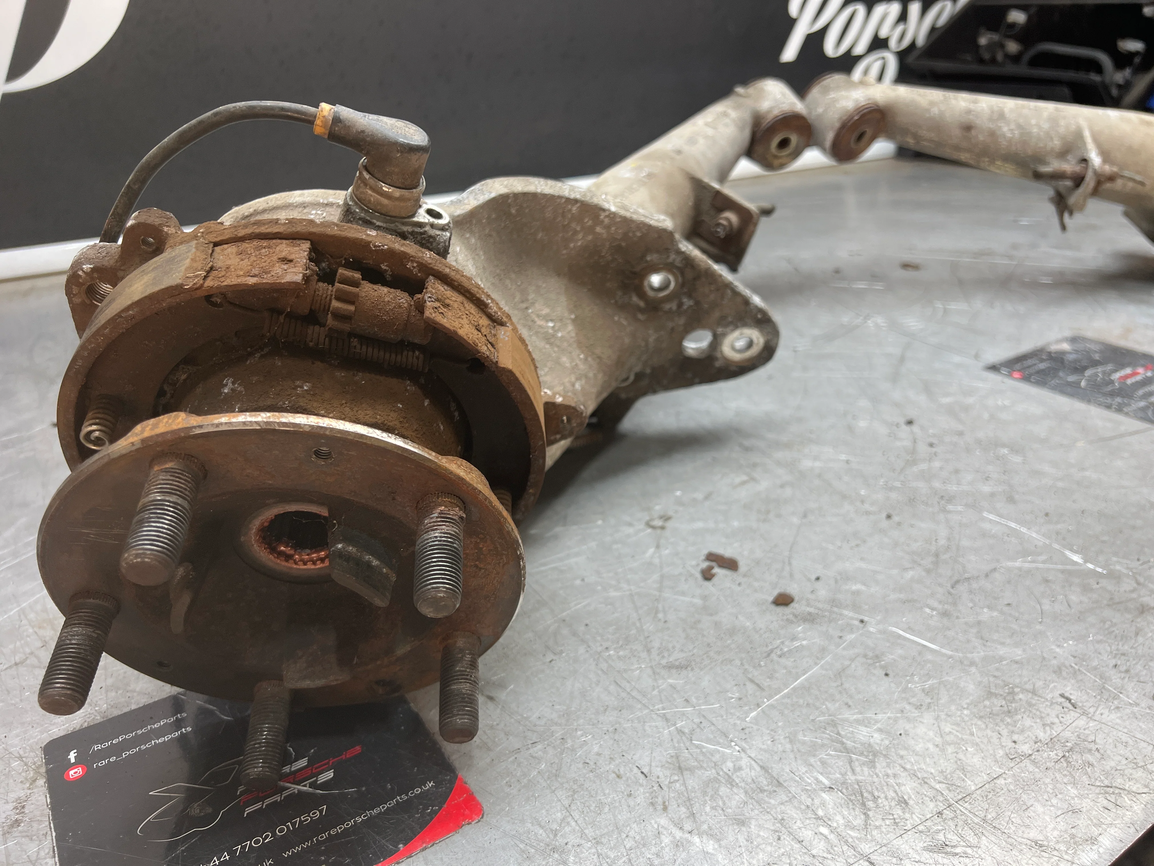 Porsche 944 S2 Turbo pair of alloy rear trailing arms, 9513315134R / 9513315144R used, with hubs - Image 11