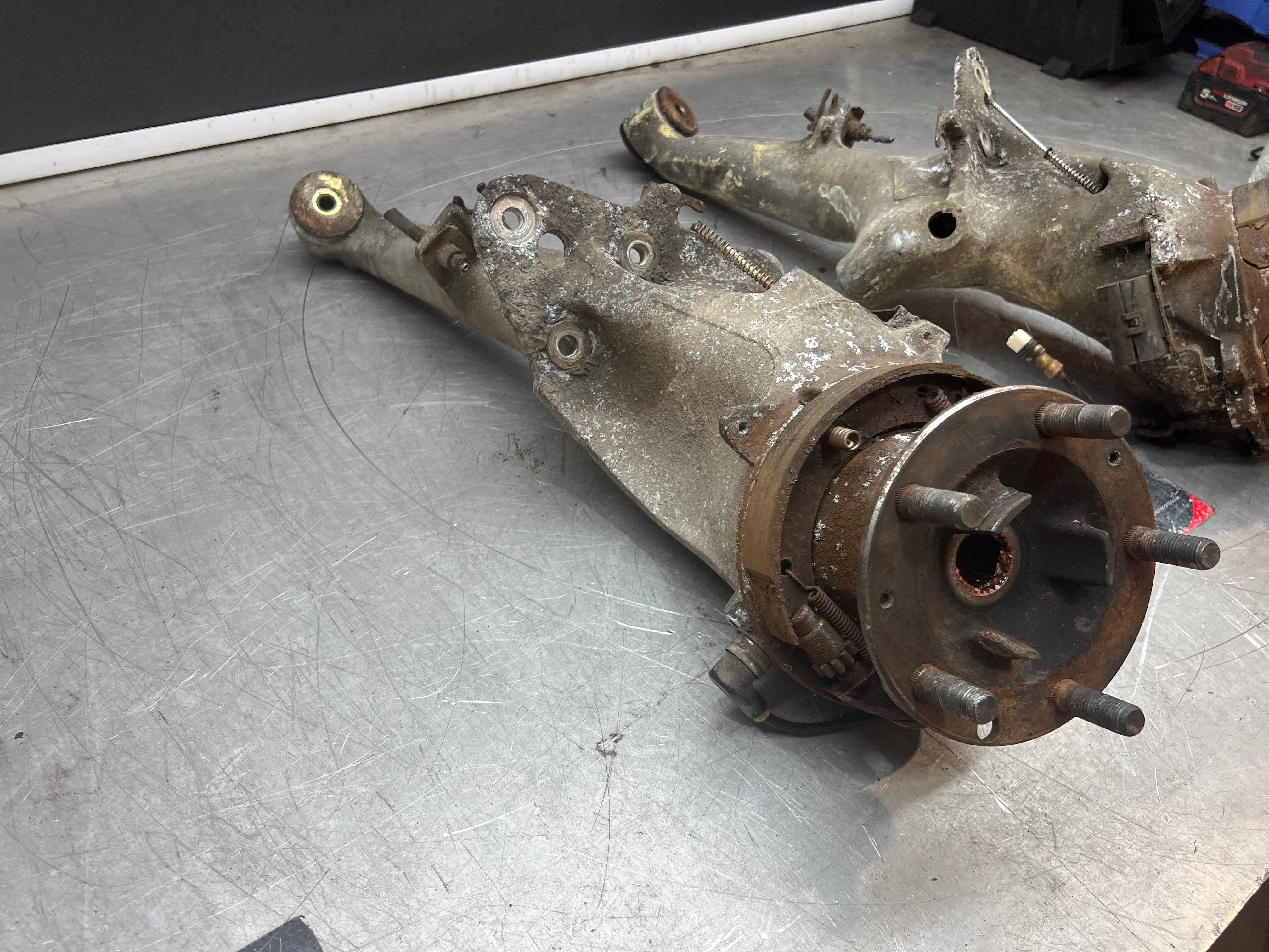 Porsche 944 S2 Turbo pair of alloy rear trailing arms, 9513315134R / 9513315144R used, with hubs - Image 2