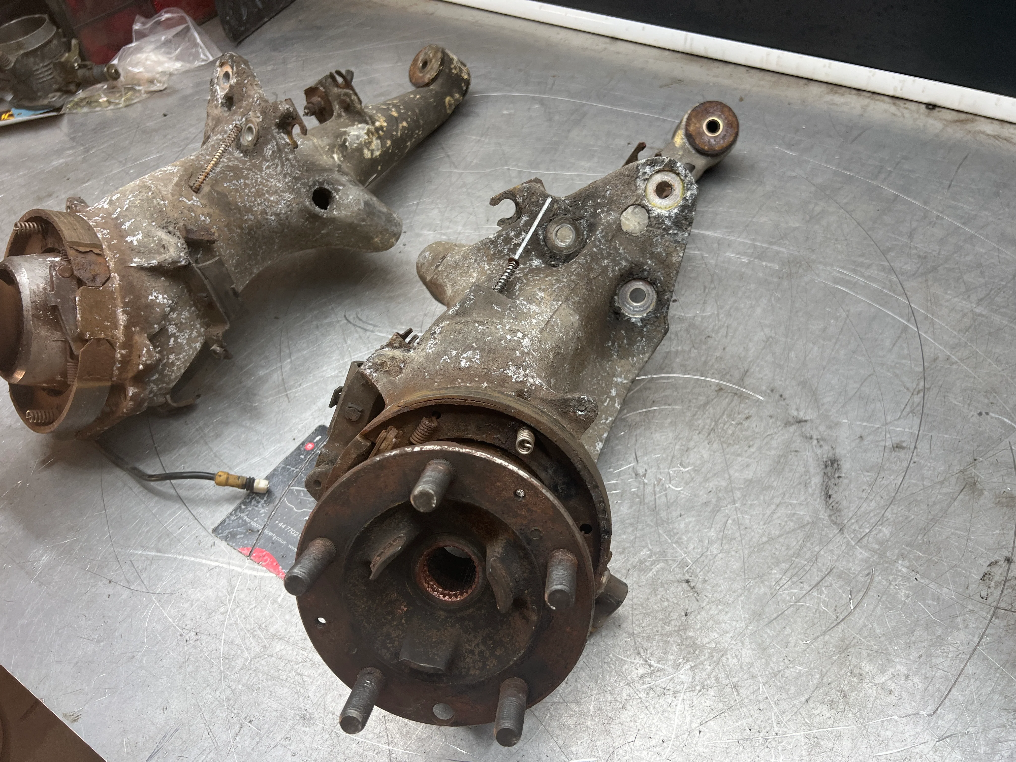 Porsche 944 S2 Turbo pair of alloy rear trailing arms, 9513315134R / 9513315144R used, with hubs - Image 3