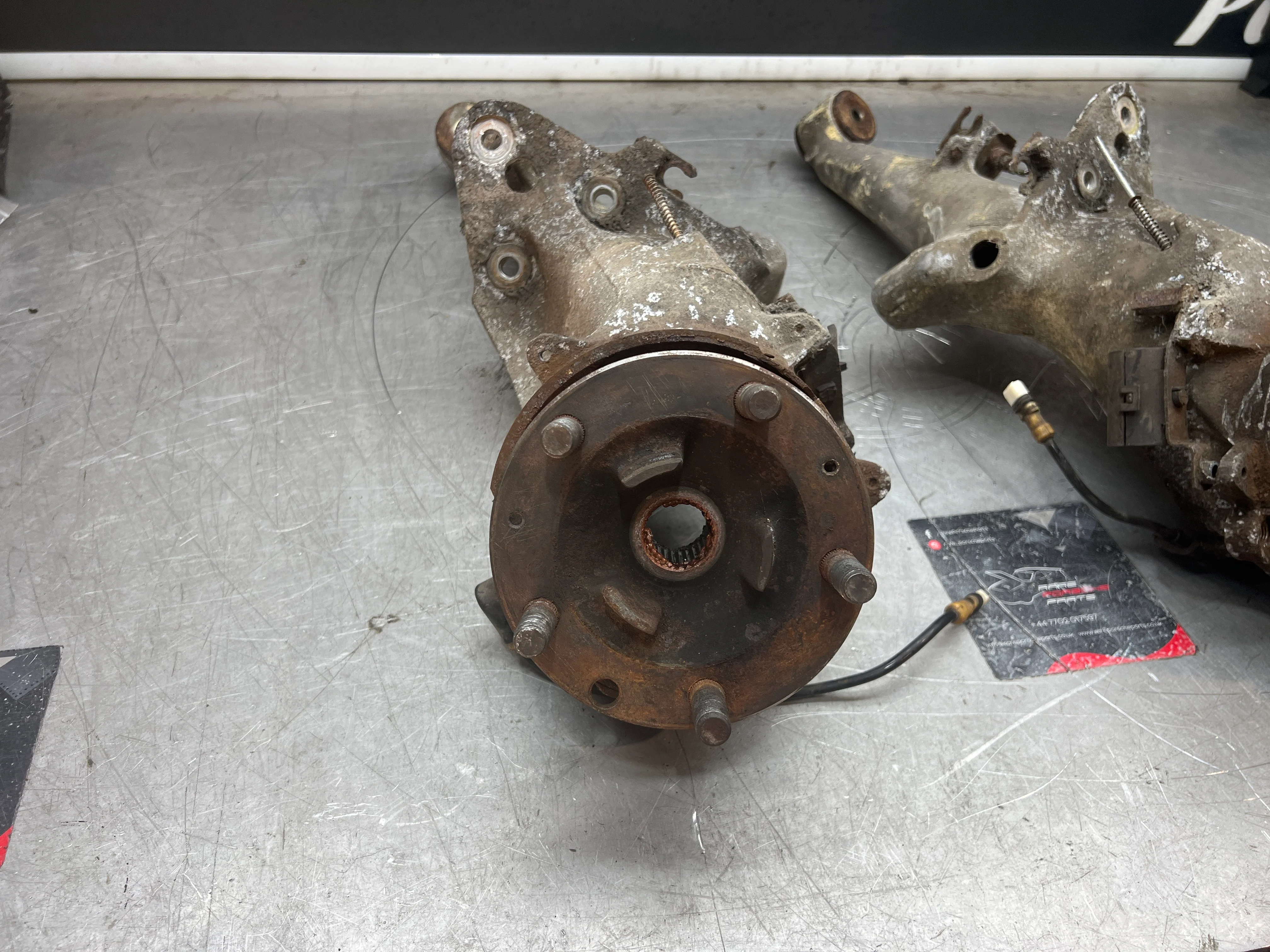 Porsche 944 S2 Turbo pair of alloy rear trailing arms, 9513315134R / 9513315144R used, with hubs - Image 4