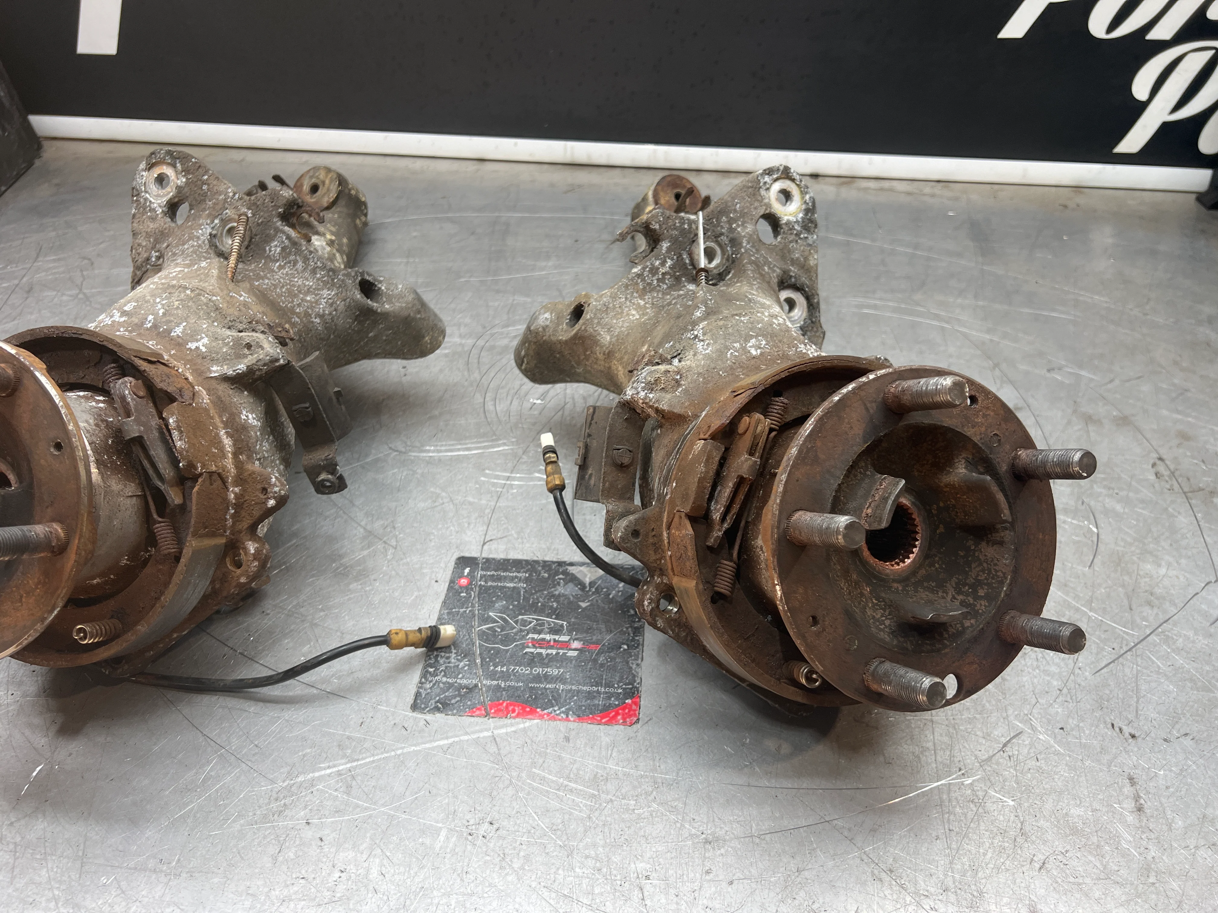 Porsche 944 S2 Turbo pair of alloy rear trailing arms, 9513315134R / 9513315144R used, with hubs - Image 5