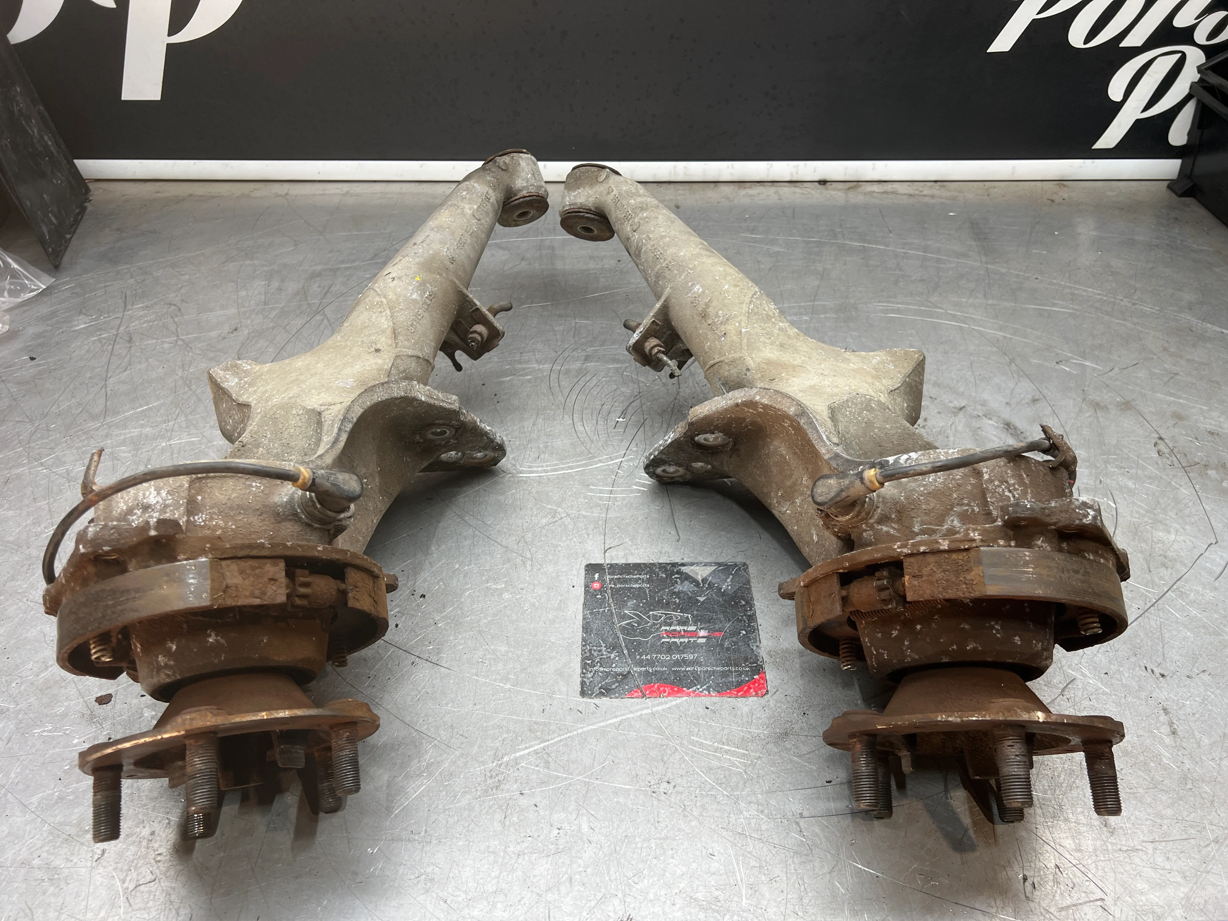 Porsche 944 S2 Turbo pair of alloy rear trailing arms, 9513315134R / 9513315144R used, with hubs - Image 6