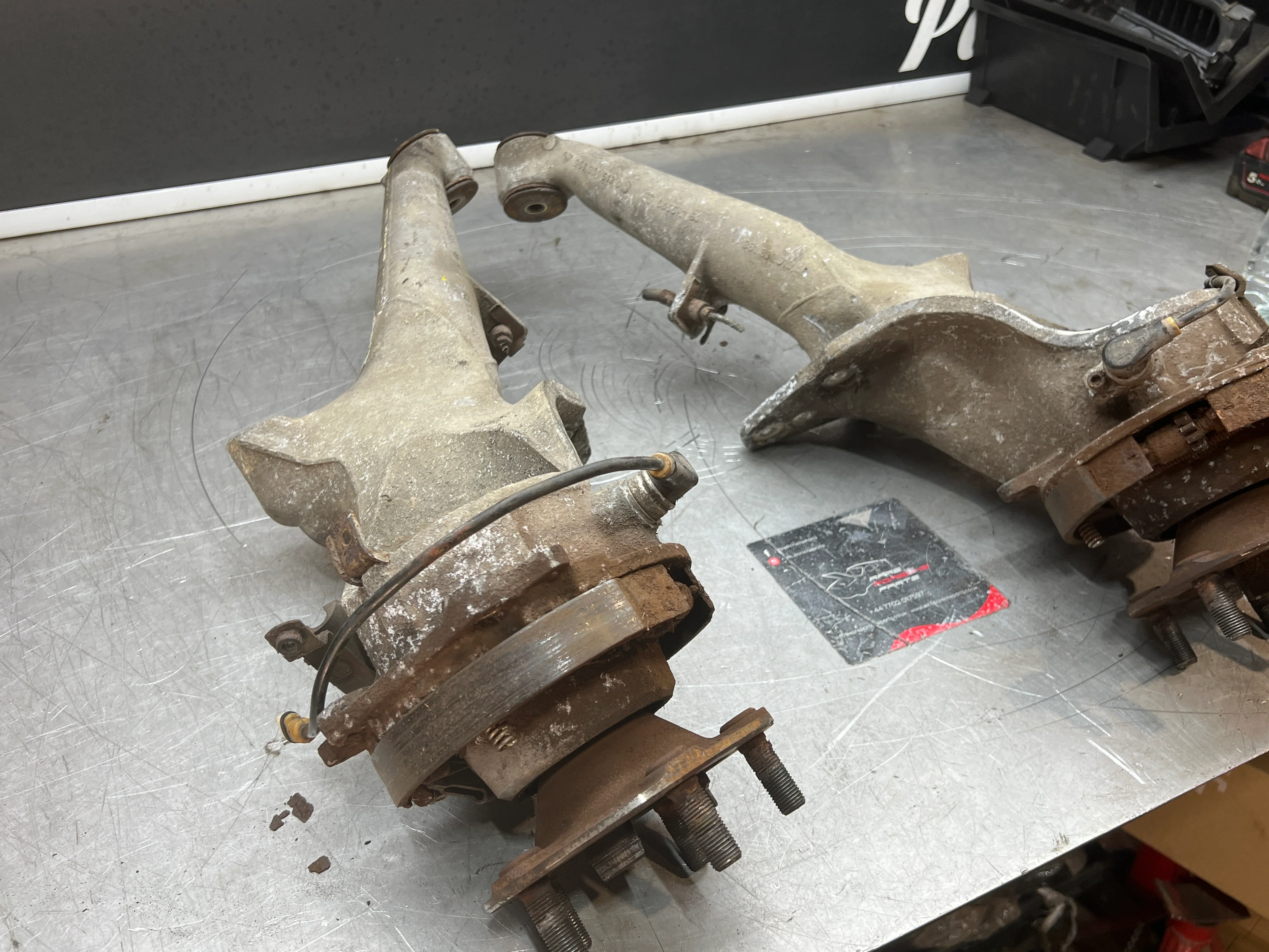 Porsche 944 S2 Turbo pair of alloy rear trailing arms, 9513315134R / 9513315144R used, with hubs - Image 7