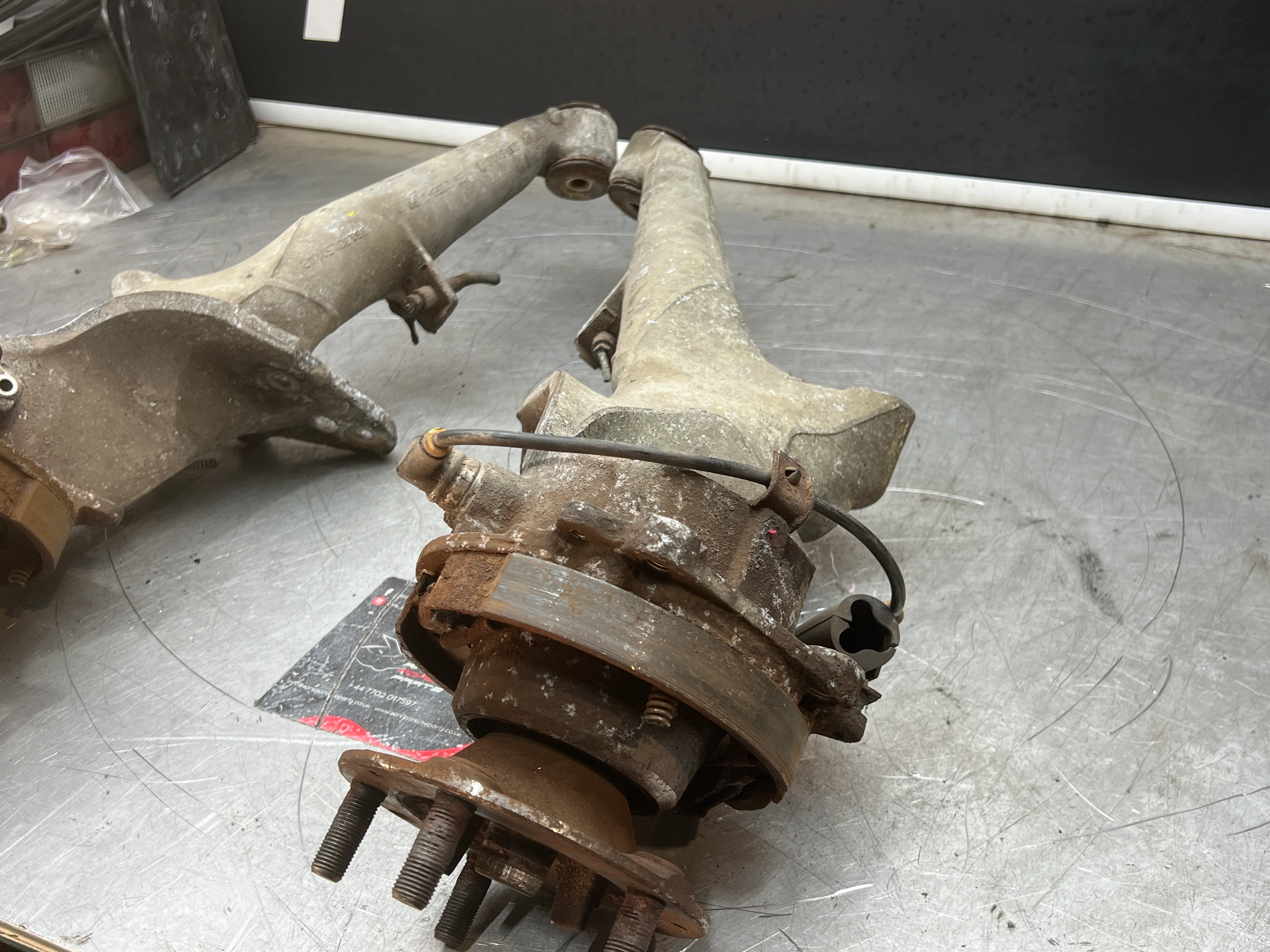 Porsche 944 S2 Turbo pair of alloy rear trailing arms, 9513315134R / 9513315144R used, with hubs - Image 8