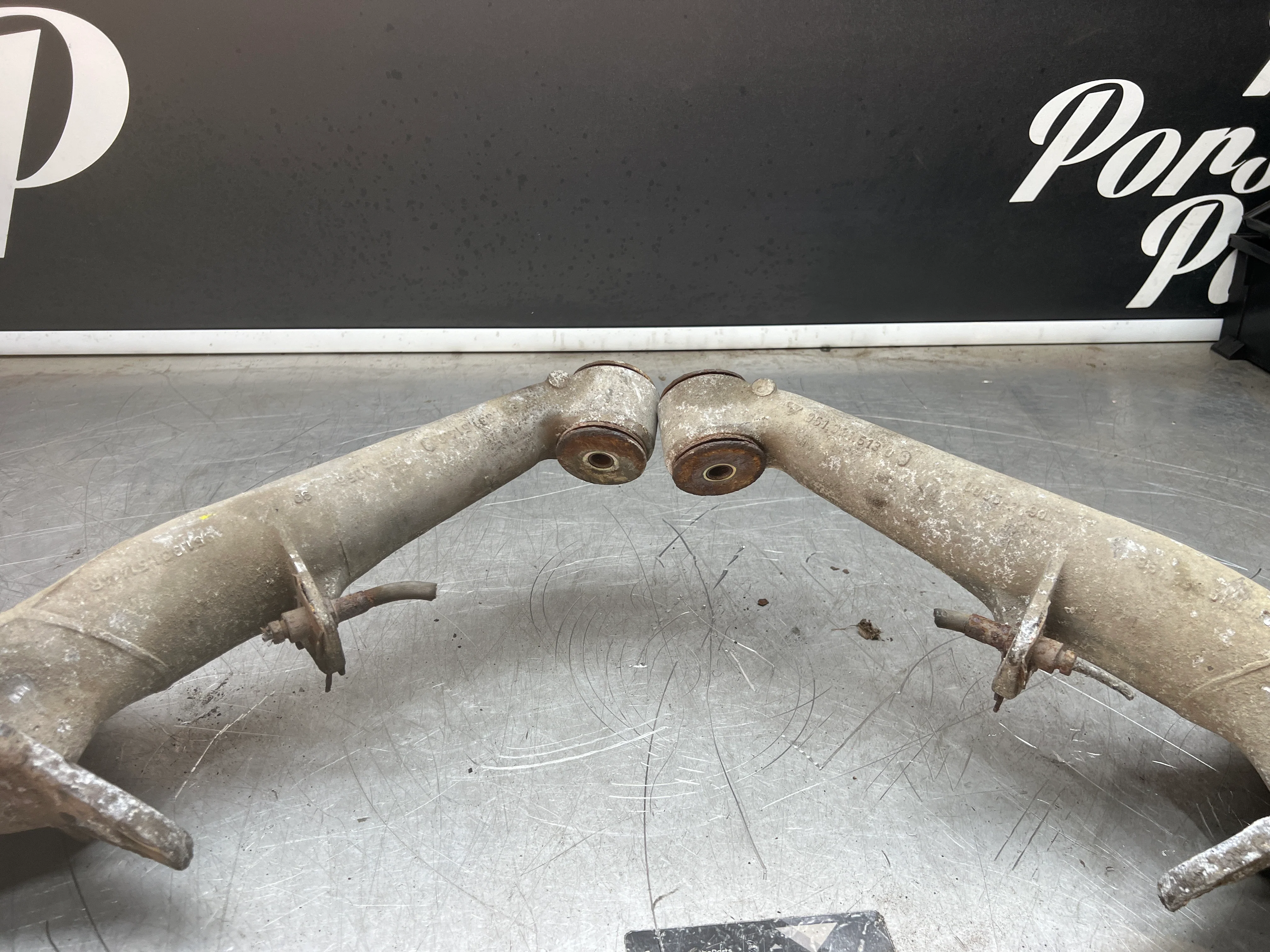 Porsche 944 S2 Turbo pair of alloy rear trailing arms, 9513315134R / 9513315144R used, with hubs - Image 9