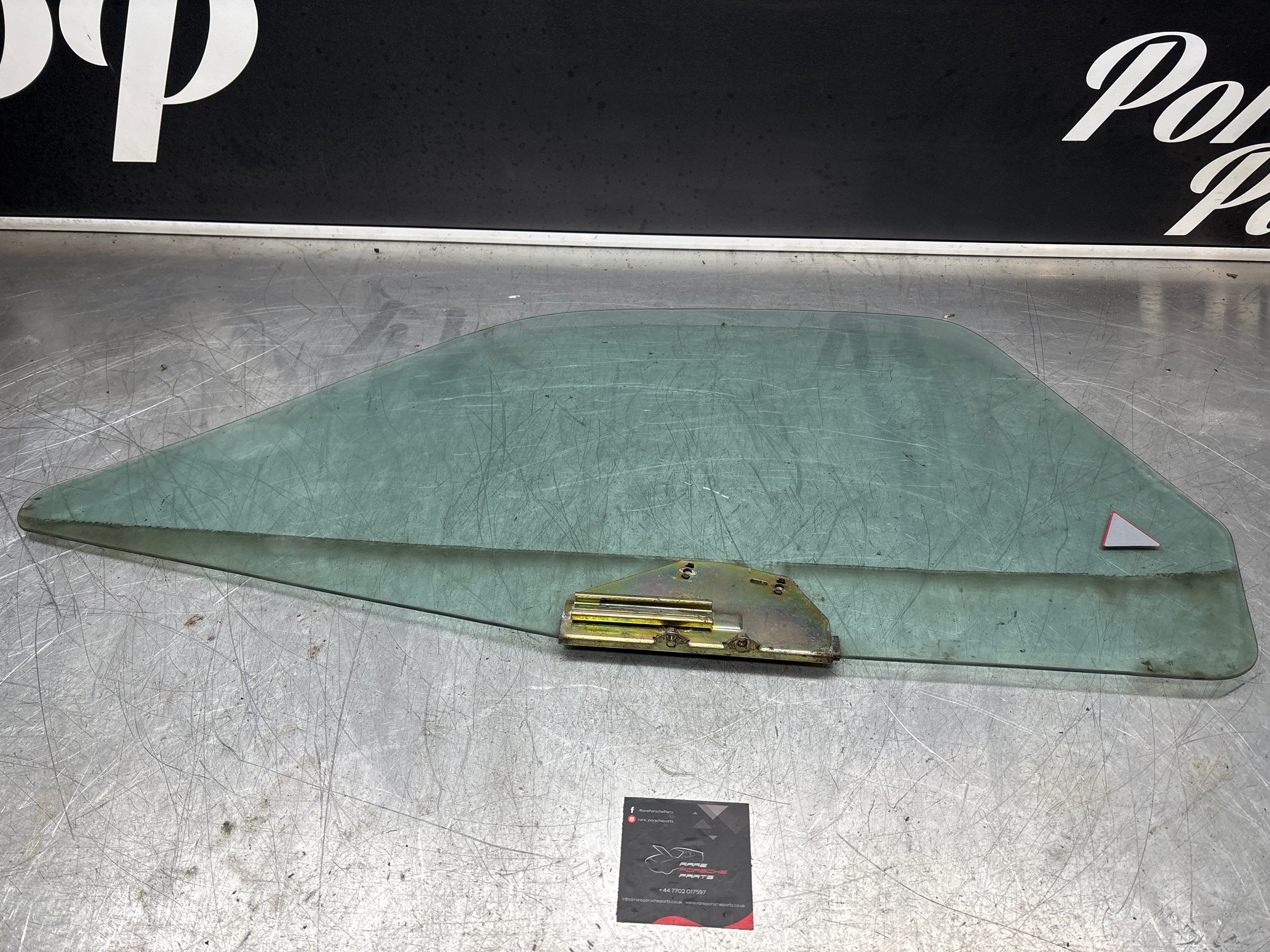 Porsche 928 Right hand side door window glass, green 92853710202 used - Image 3