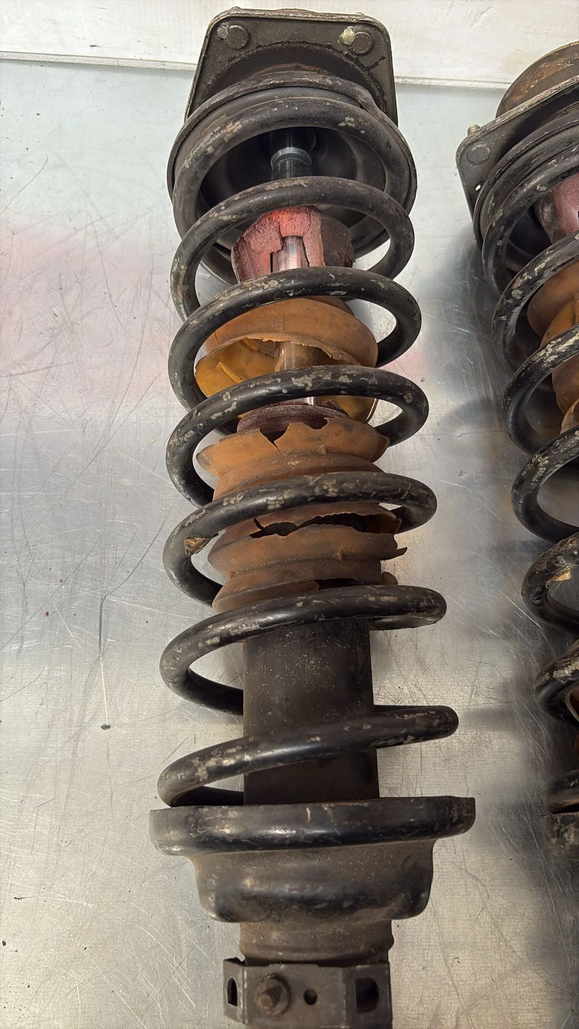 Porsche 944 Turbo pair of front shock absorber, used 95134303105 95134303205 - Image 3