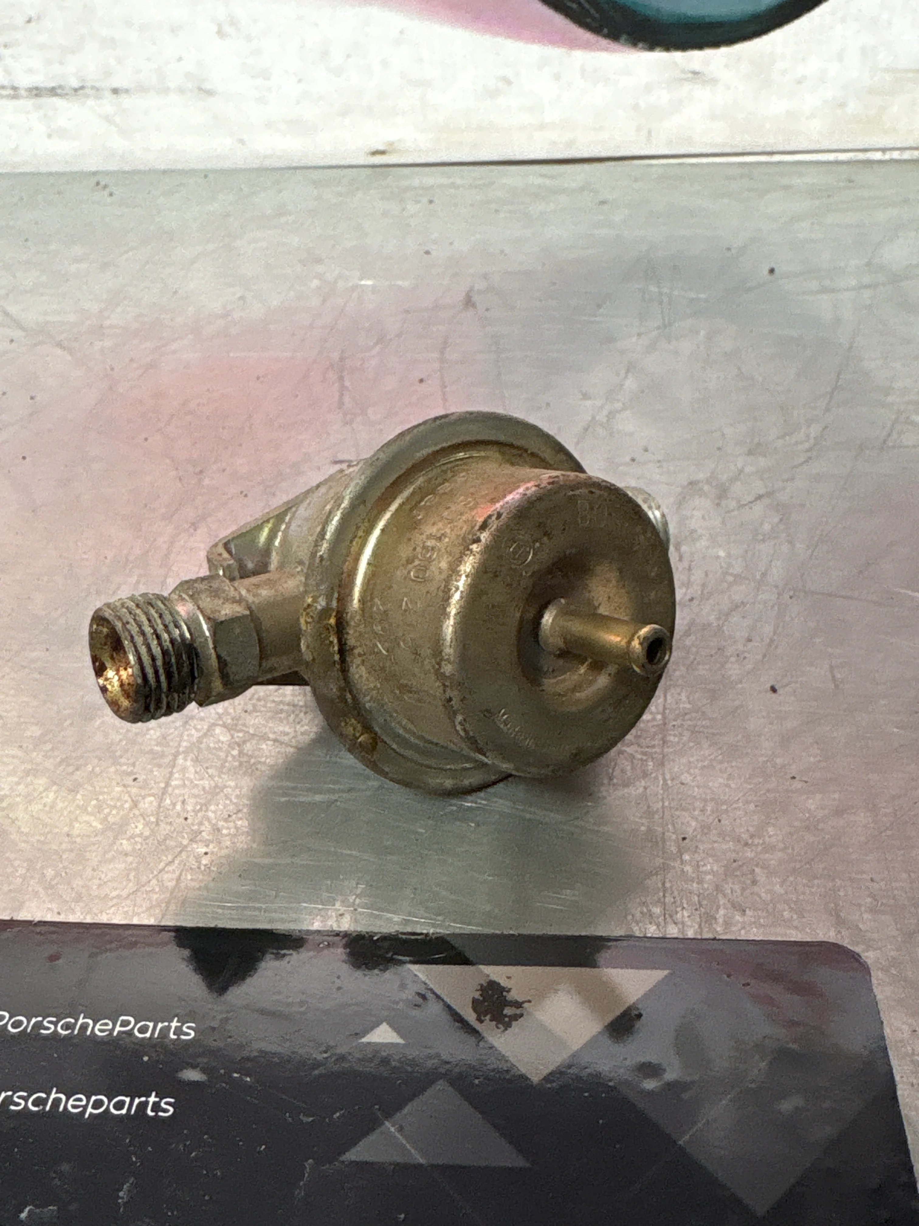 Porsche 911 / 928 fuel pressure regulator, used 0280160215 - Image 3