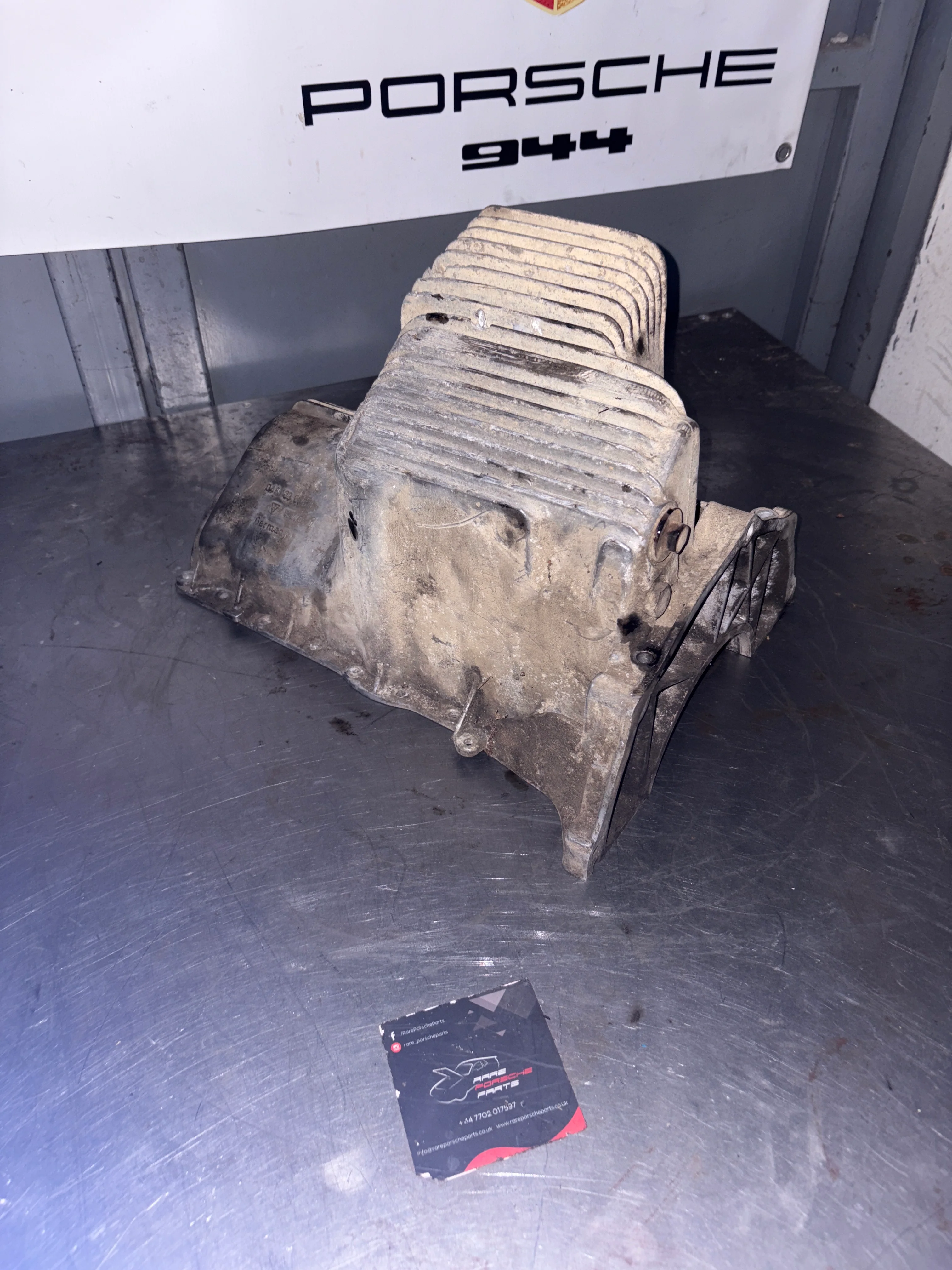 Porsche 924 2.0 engine oil pan, used 048103603B - Image 4