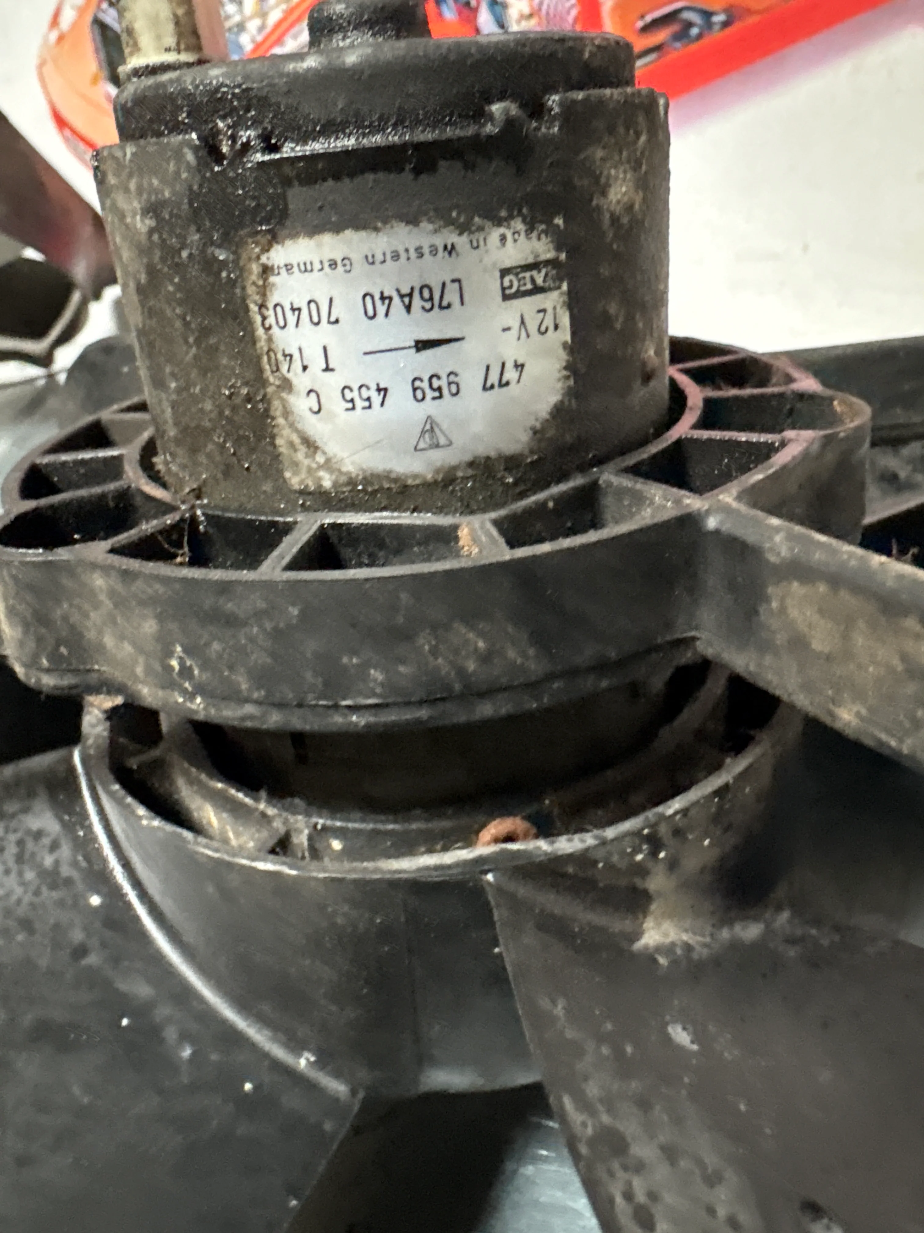Porsche 924 2.0 NA / 924 Turbo used cooling radiator fan with surround 477121207C / 477959455C used - Image 4