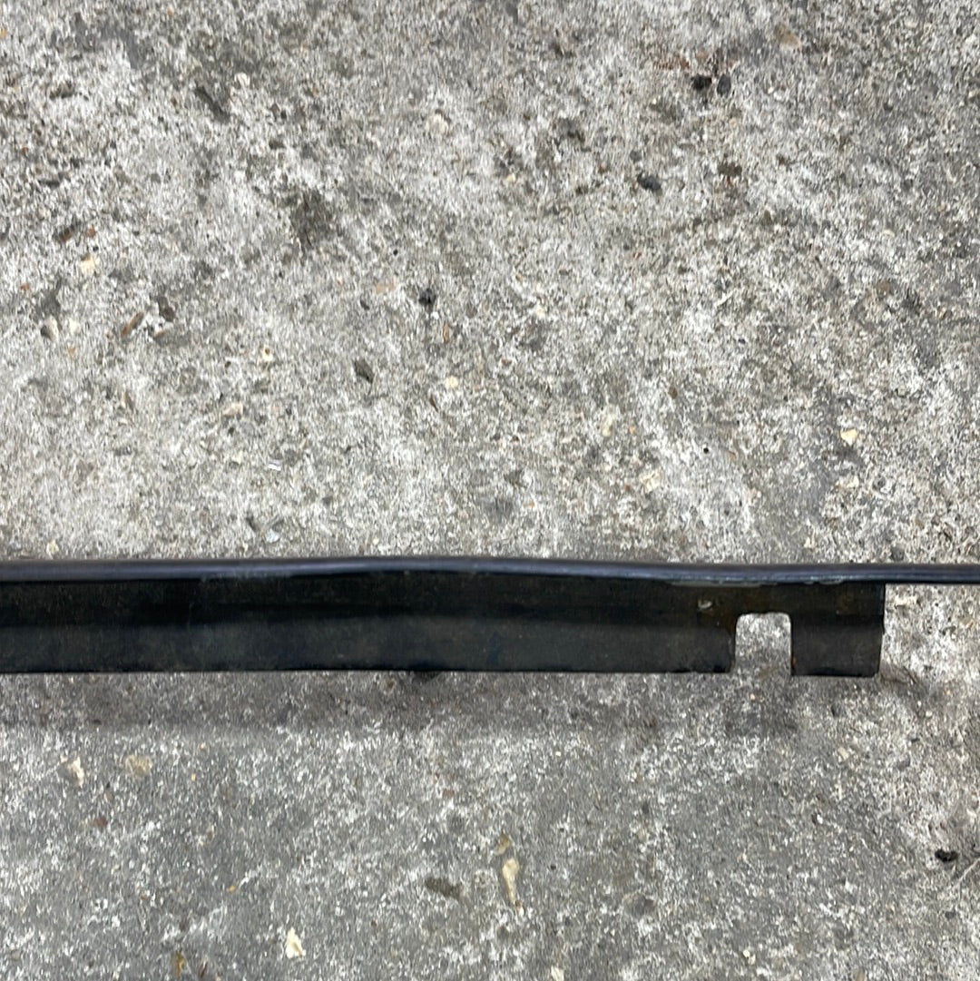 Porsche 924 944 windscreen trim Left 477853019 spares or repair - Image 4