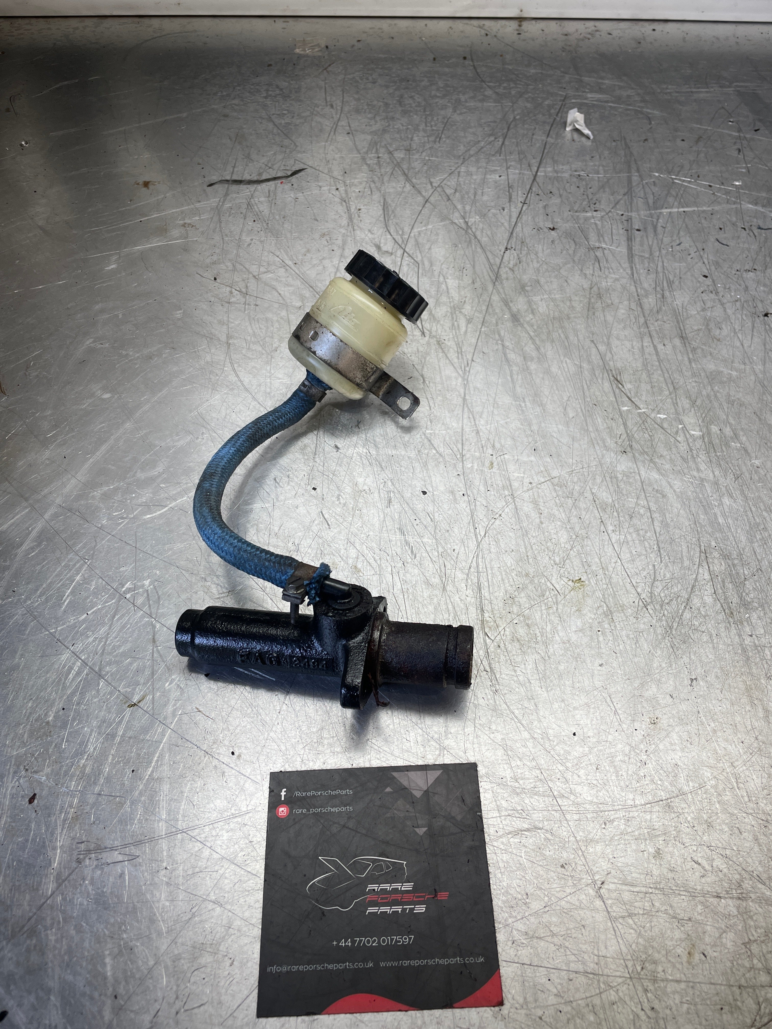 Porsche 924 / 944 clutch cylinder with reservoir, used - Image 2