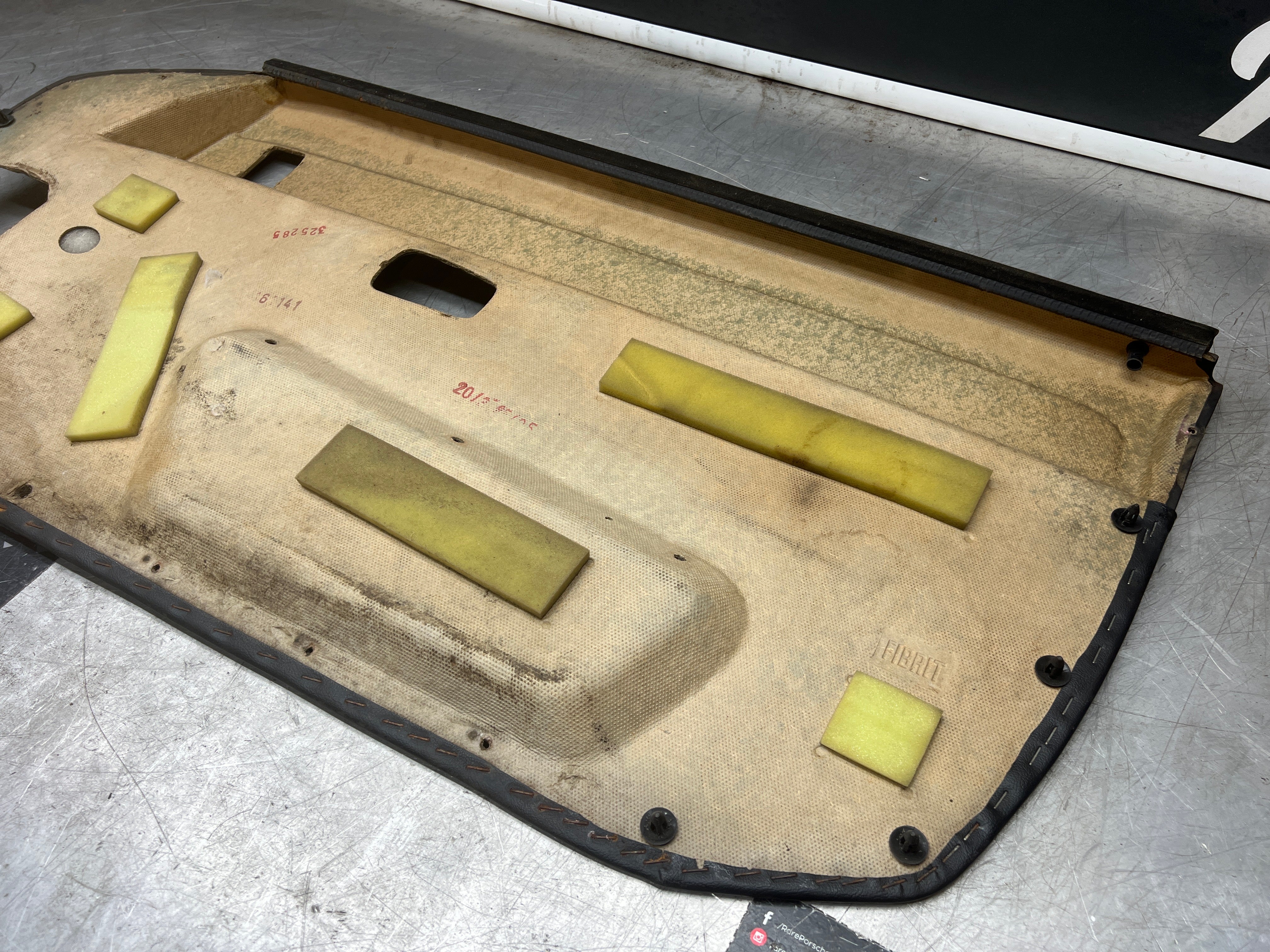 Porsche 924/944 early Porsche black door card used good condition left side, Rhd, 478867011 - Image 10