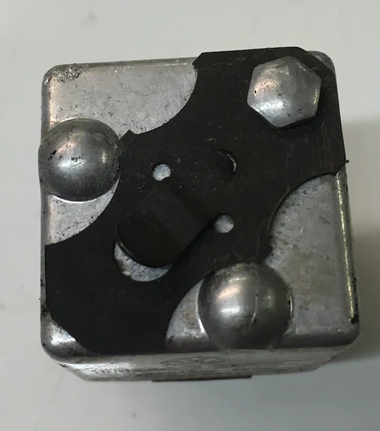 Porsche 924/944 headlight relay 111943383C - Image 2