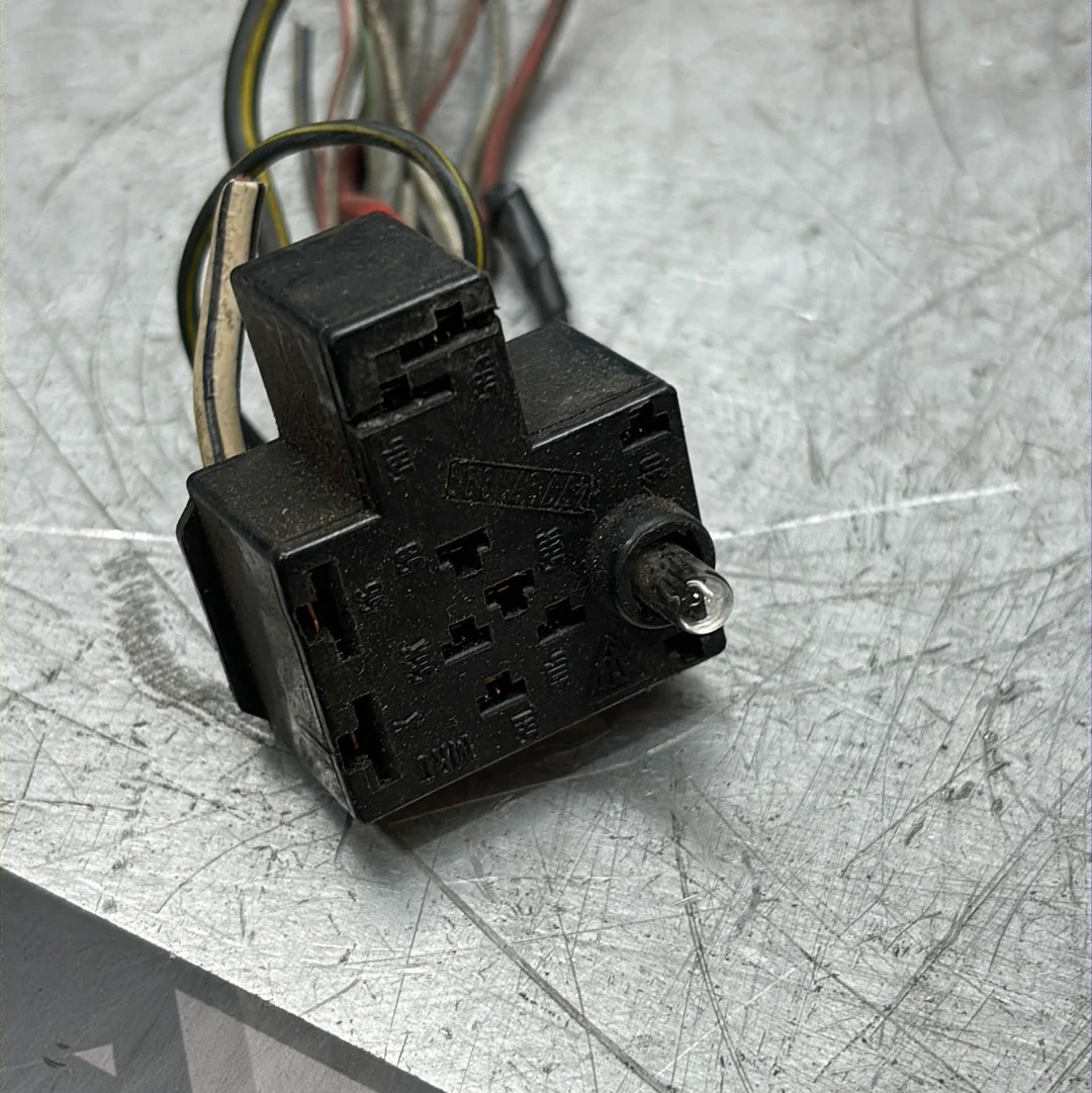Porsche 924/944 headlight switch connector block 477971999 - Image 2