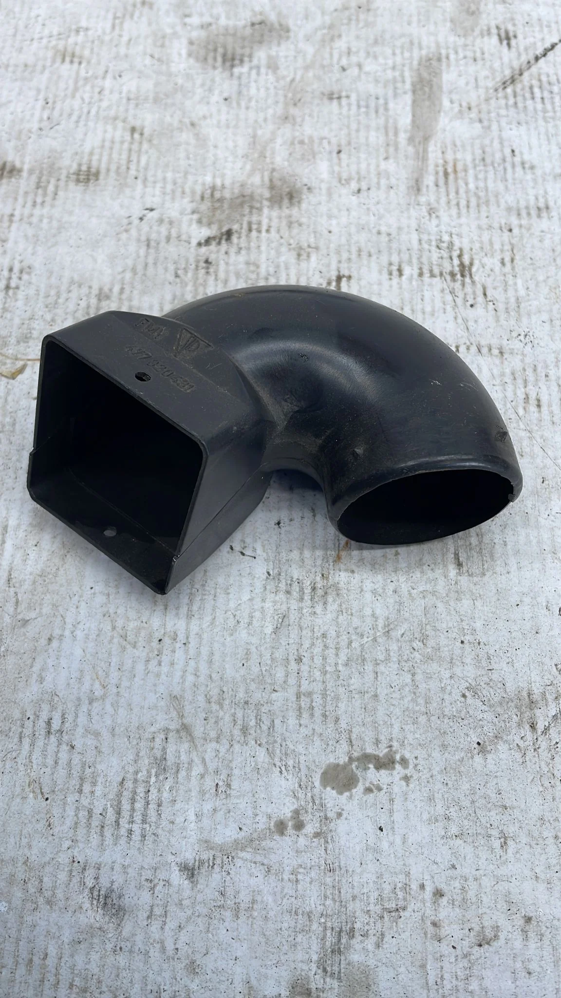 Porsche 924/944 heater air duct 477820433/477820431 45 degrees type, used - Image 2