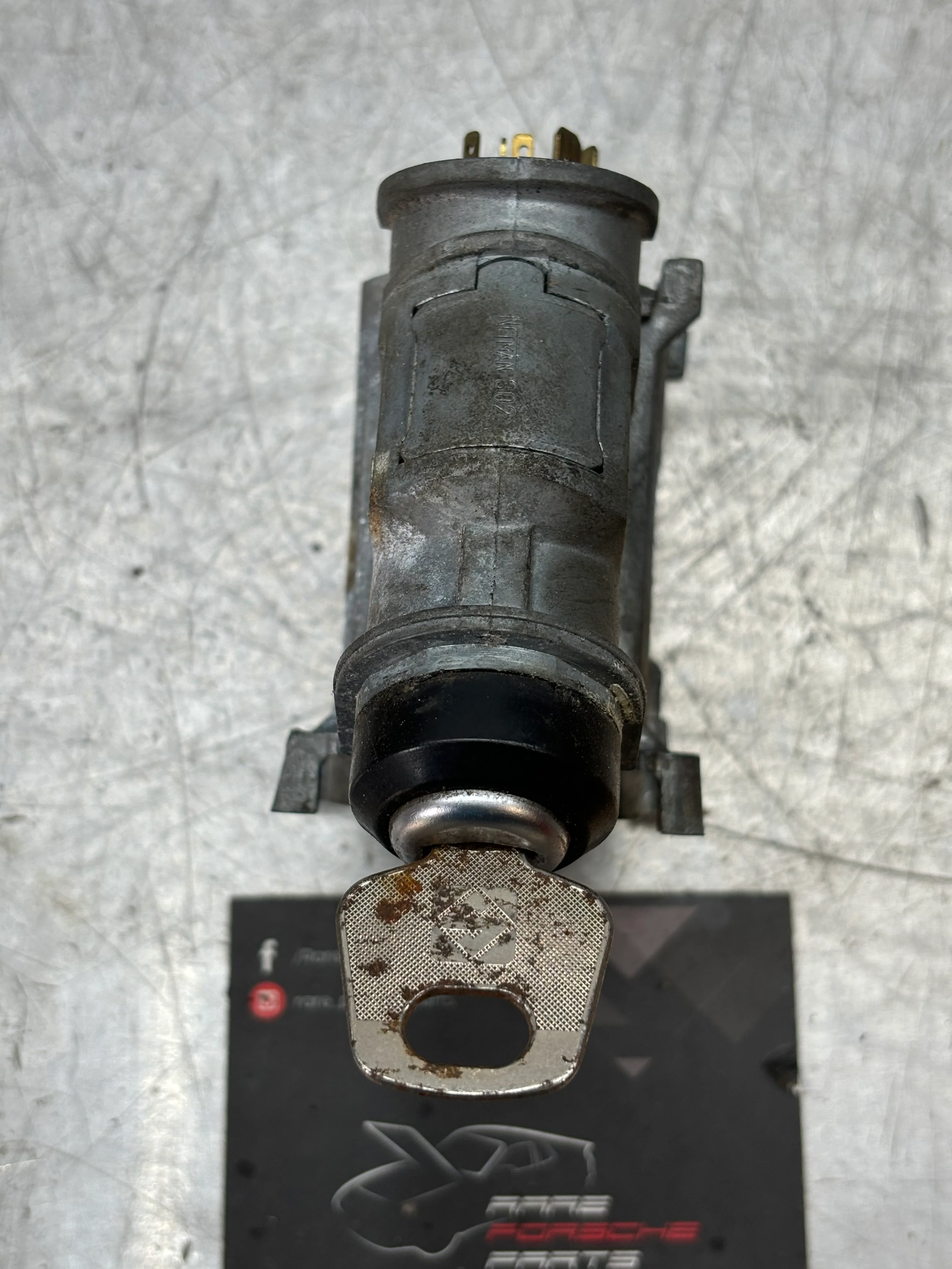 Porsche 924 Ignition switch assembly with key 113905851A - Image 6