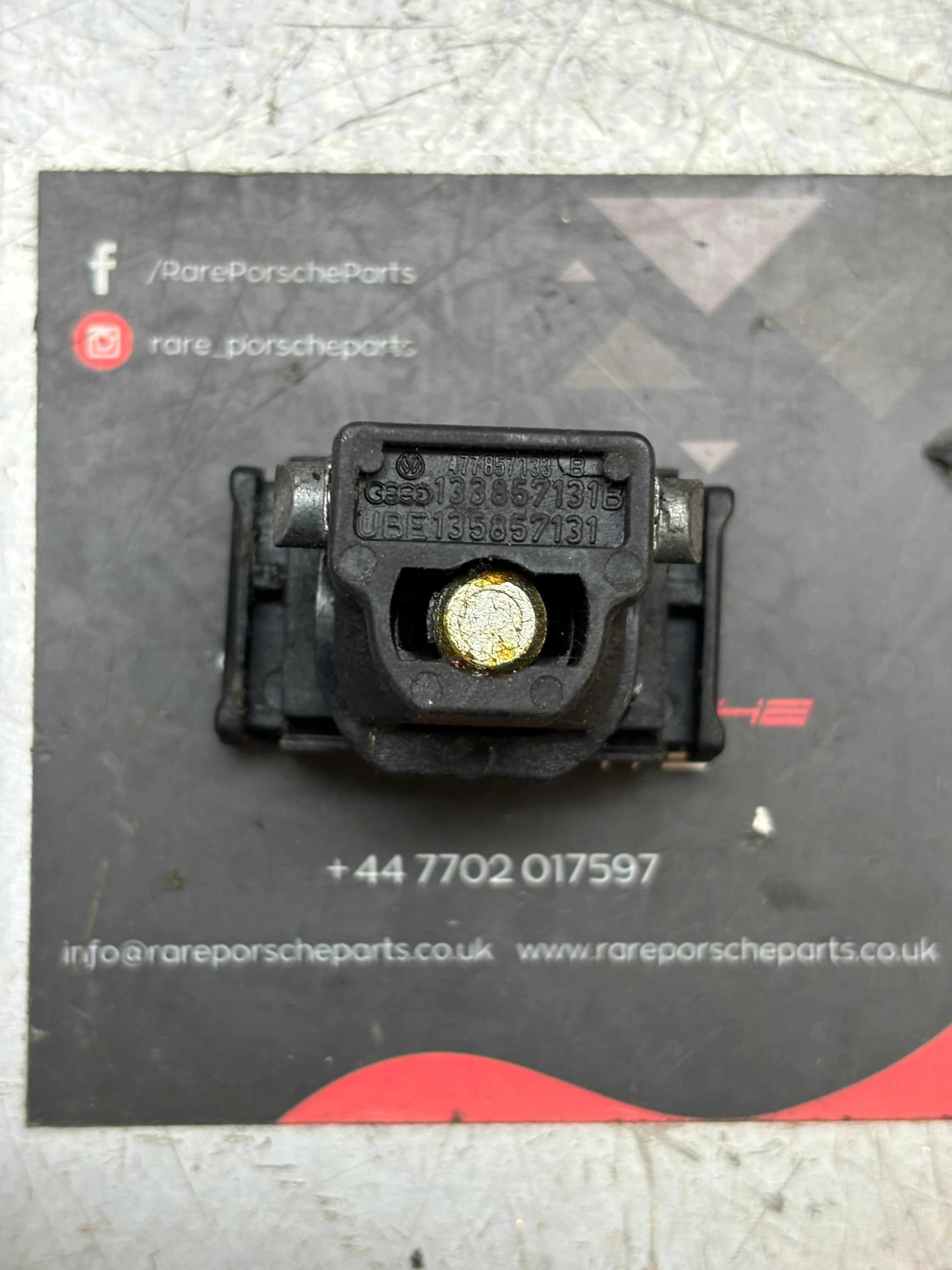 Porsche 924/944 glove box lock in black without badge 477857133 used - Image 5