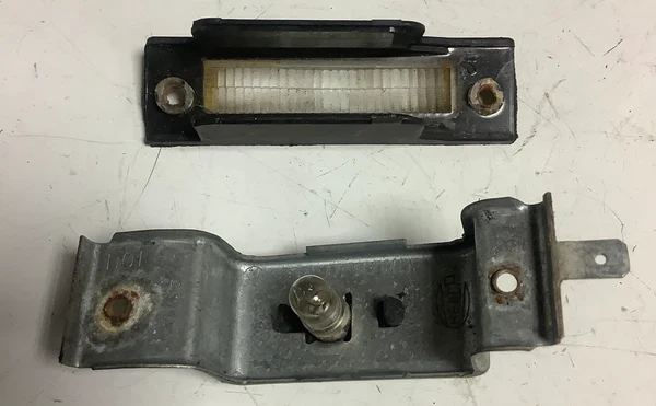 Porsche 924 / 944 rear number plate light assembly 477943021A - Image 2