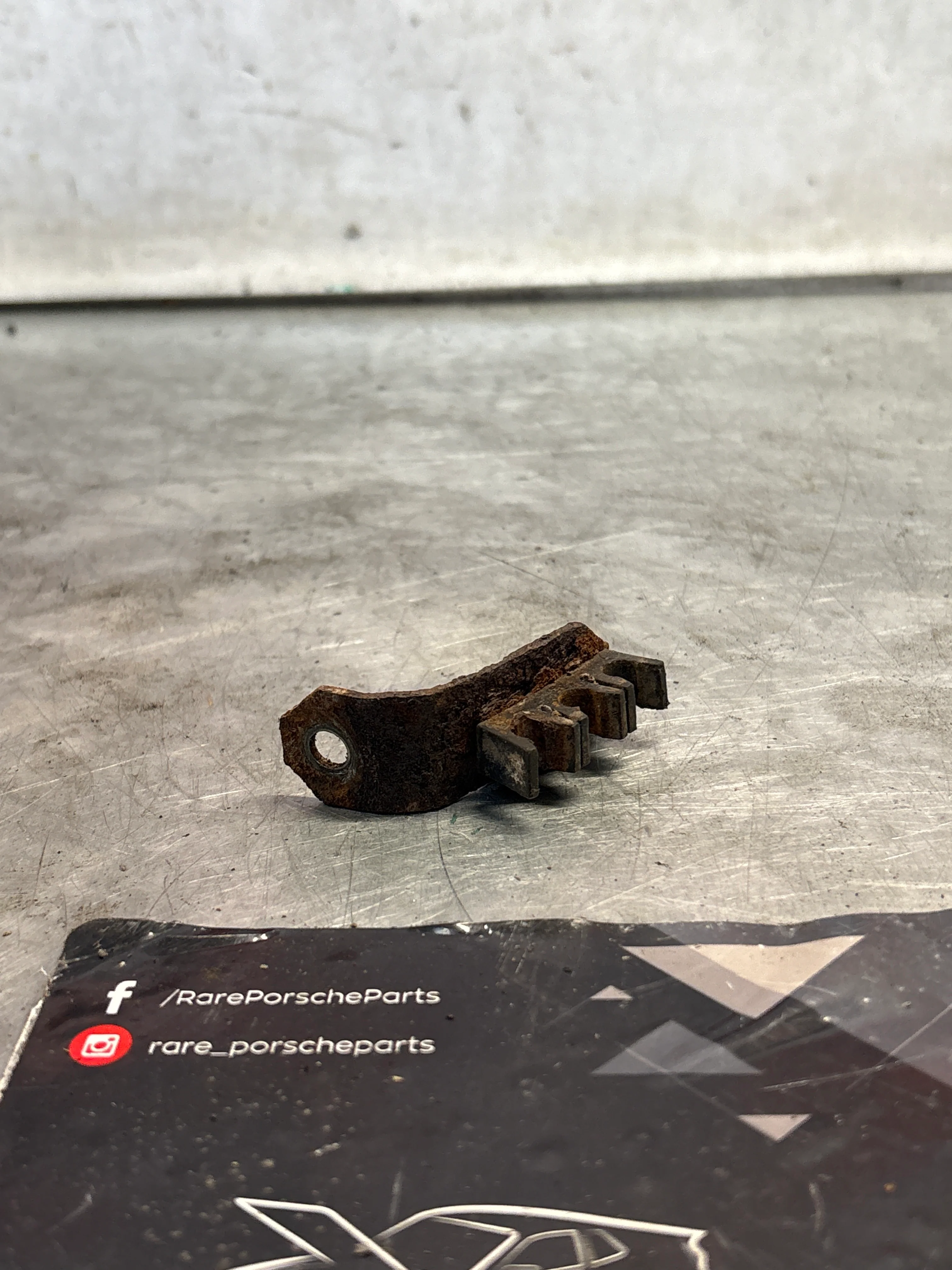 Porsche 924 Air regulator support bracket, used 047133191C - Image 2