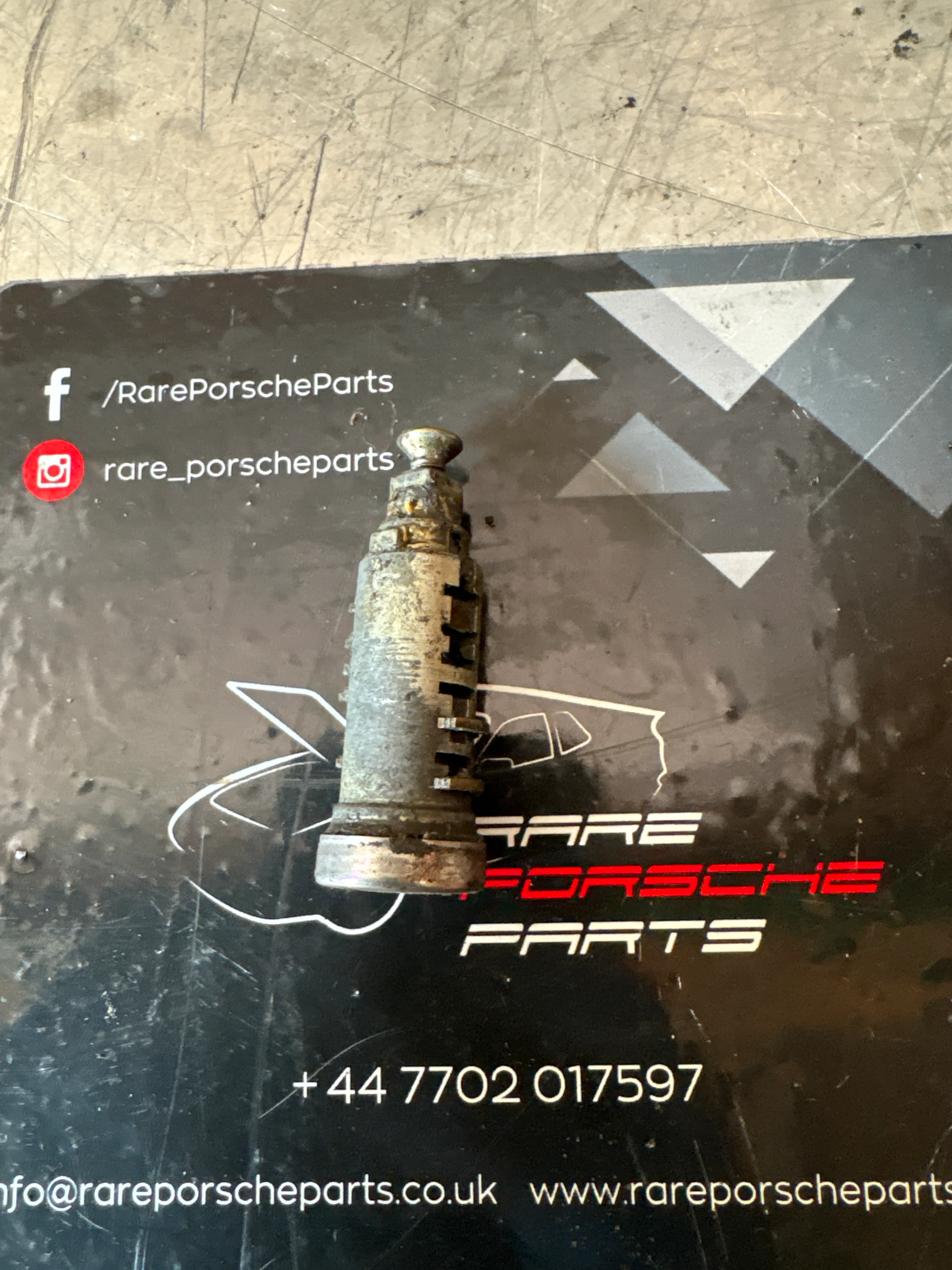 Porsche 924 944 94453890300 door lock barell cylinder, without key, used - Image 2