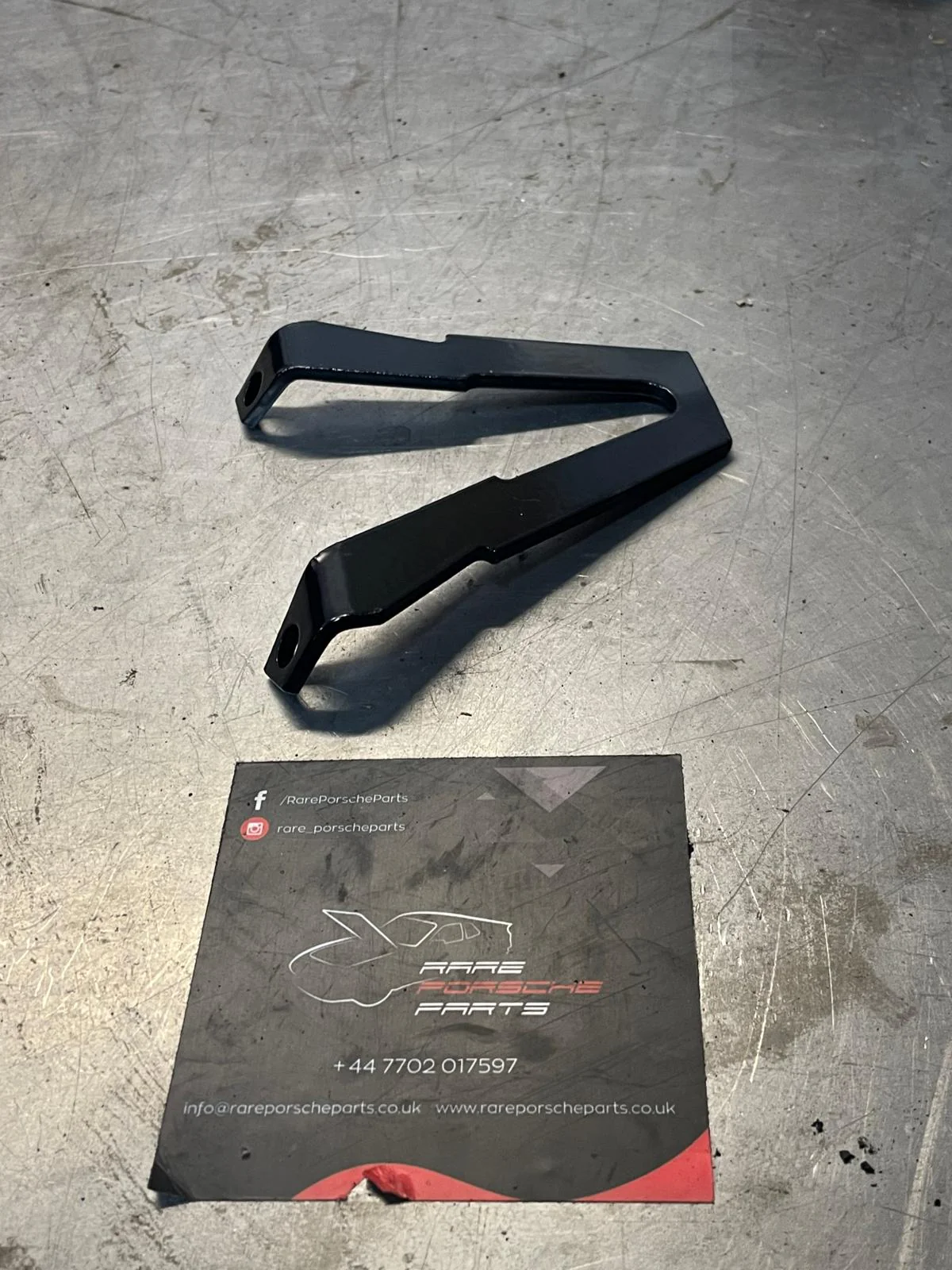 Porsche 924 front engine lifting bracket 046103391, refurbished - Image 2