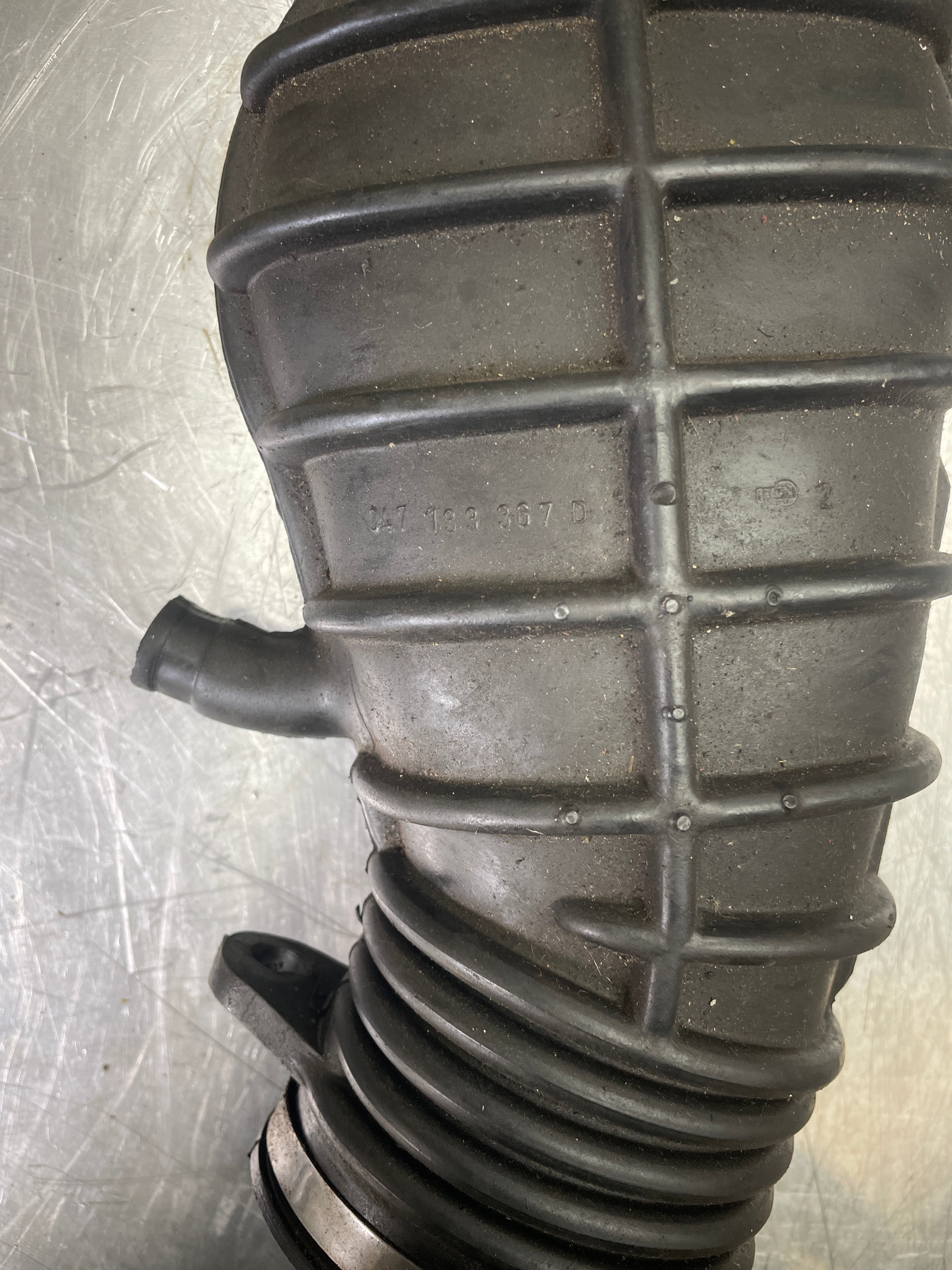 Porsche 924 fuel metering head to air intake 047133367D, used - Image 3