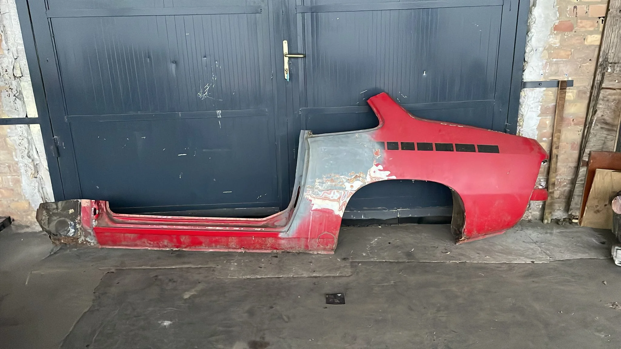 Porsche 924 left rear fender, side section with sill 477809601 - Image 2