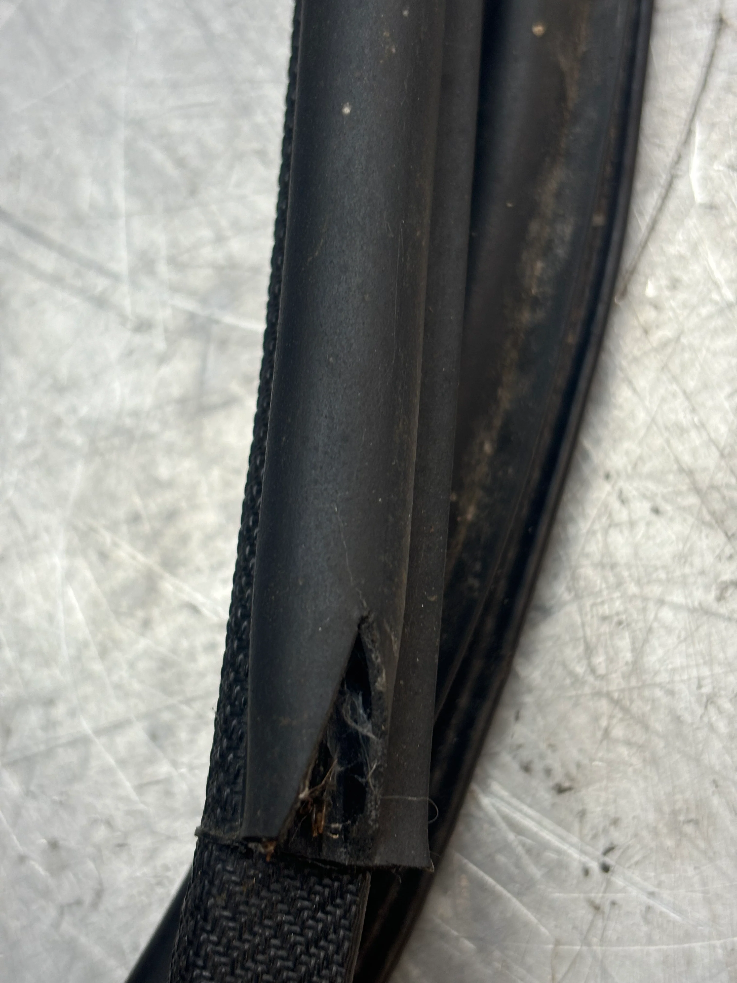 Porsche 924S / 944 / 968 85.5 door seal, left 94455503101 used - Image 3