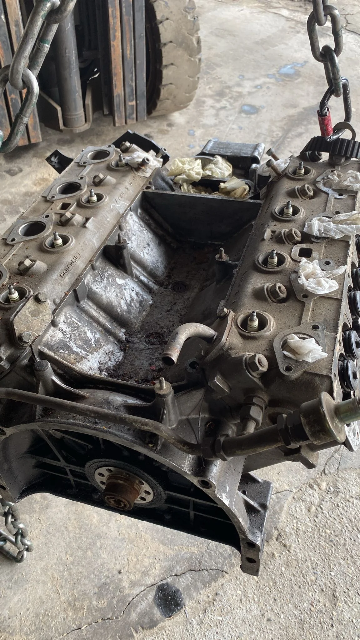 Porsche 928 4.5 M28/09 engine with cylinder heads, spares or repair - Image 2