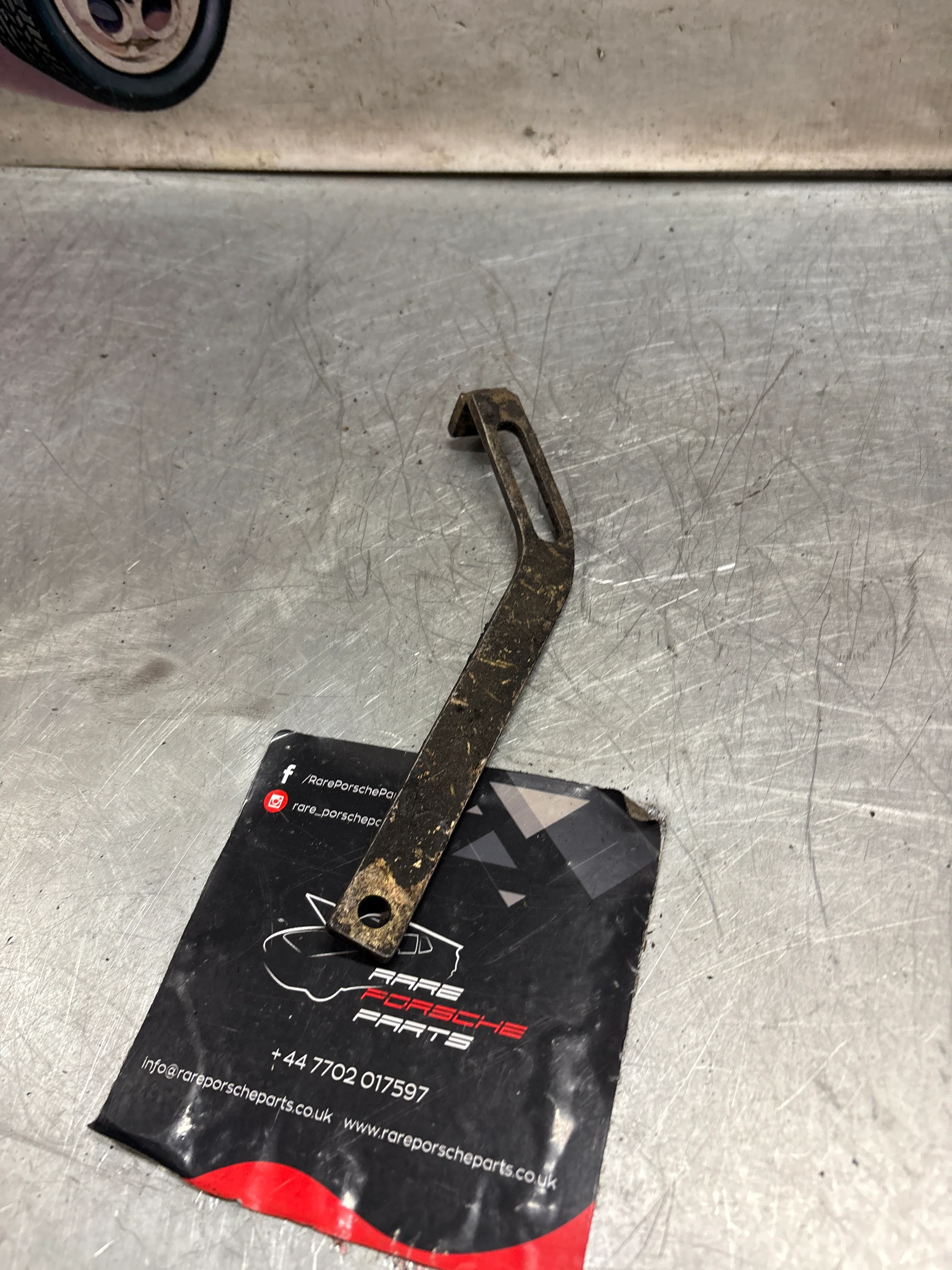 Porsche 928 air compressor strut, used 92812612303 - Image 4