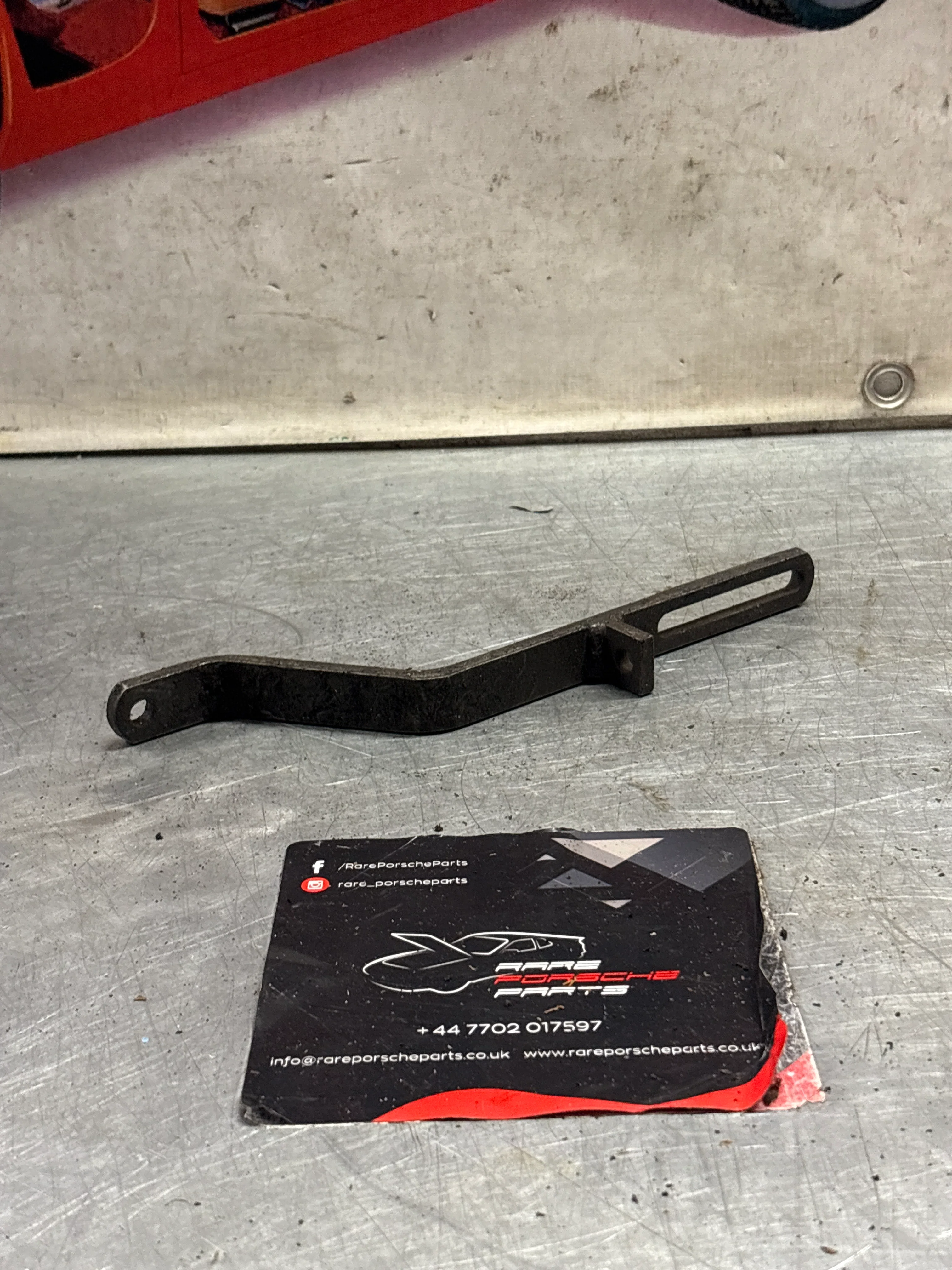 Porsche 928 air pump bracket 92811311310 / 99946000202, used - Image 2