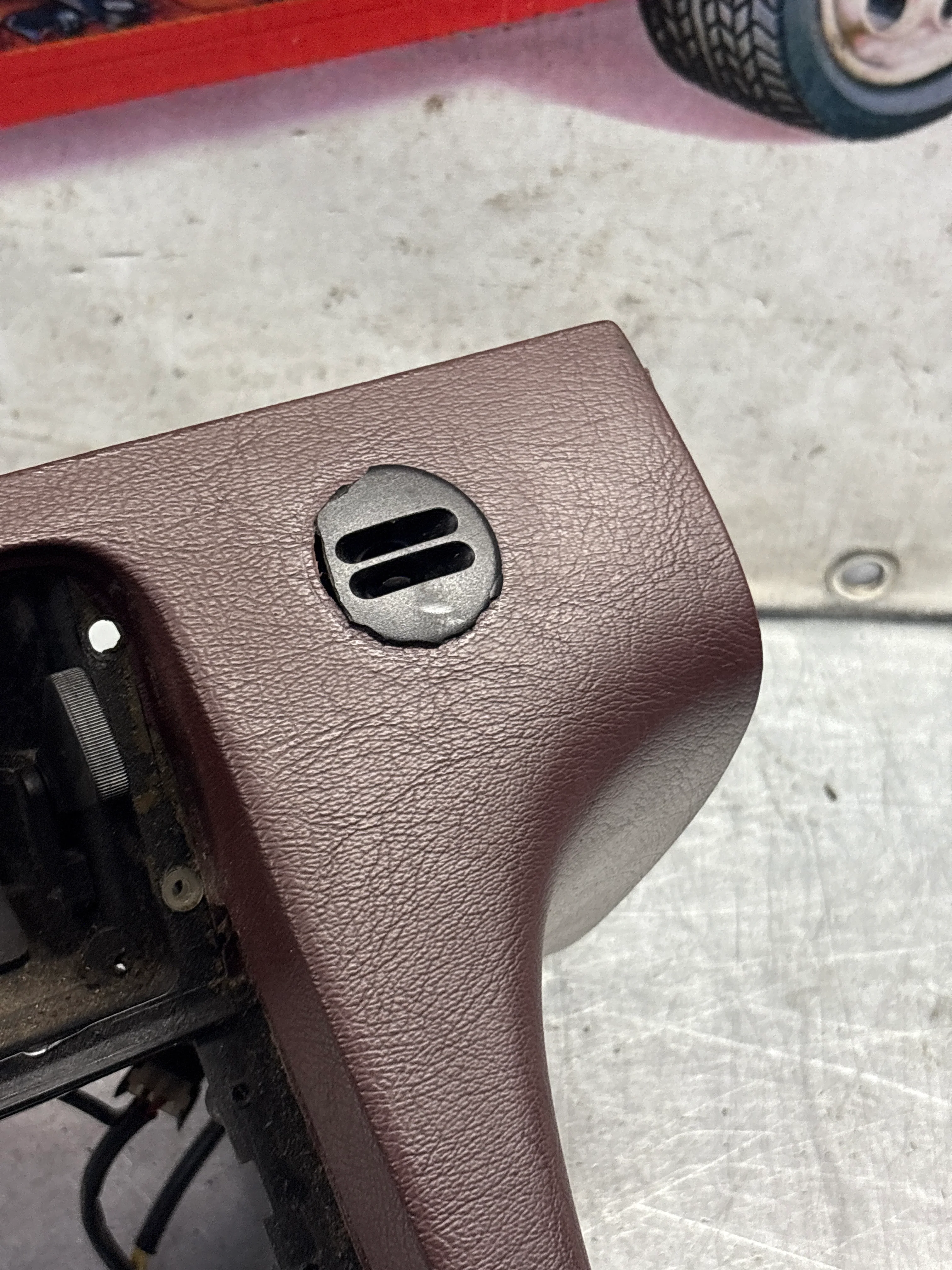 Porsche 928 Center console, used 92855206304 burgundy - Image 5