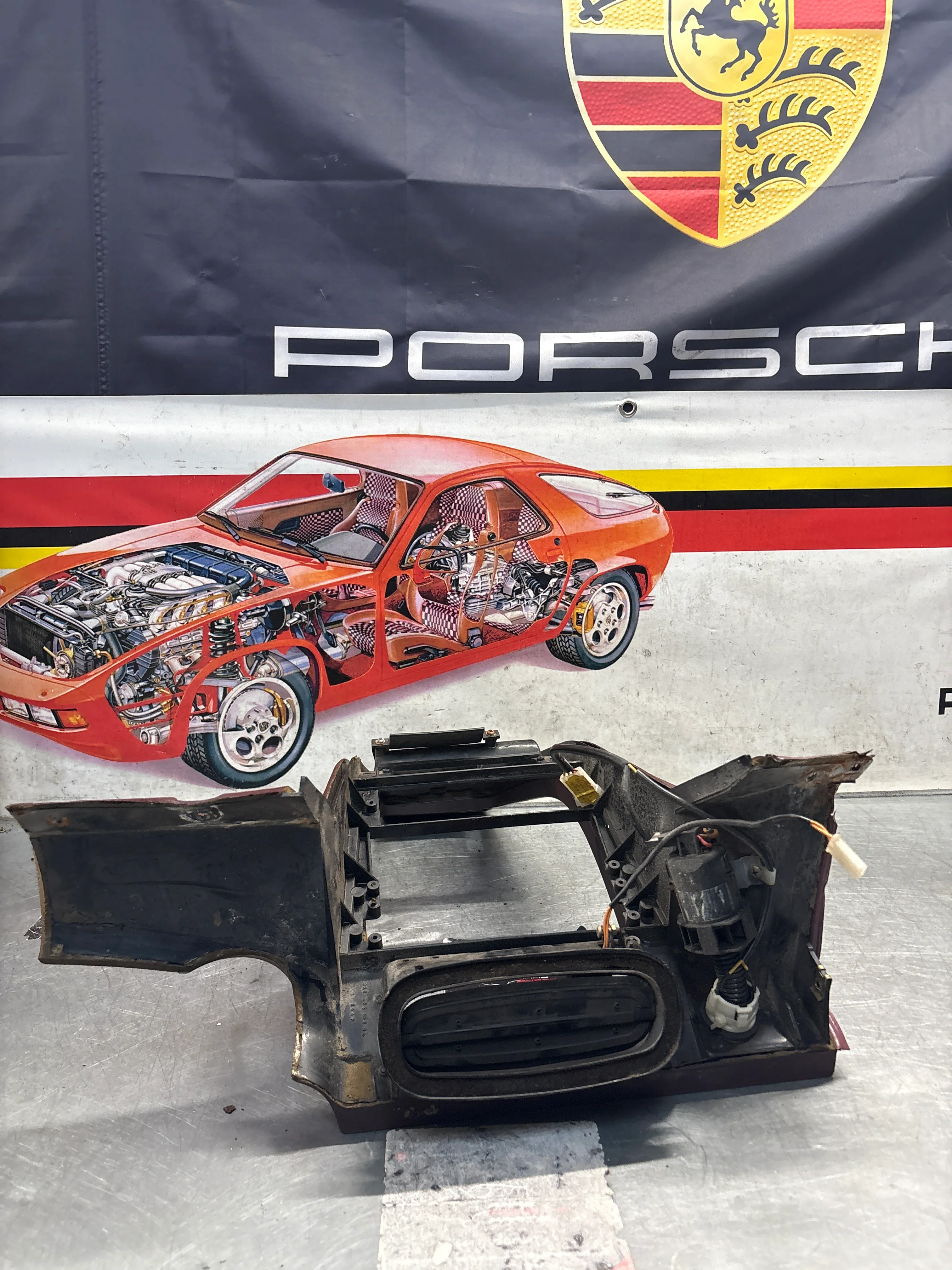 Porsche 928 Center console, used 92855206304 burgundy - Image 9