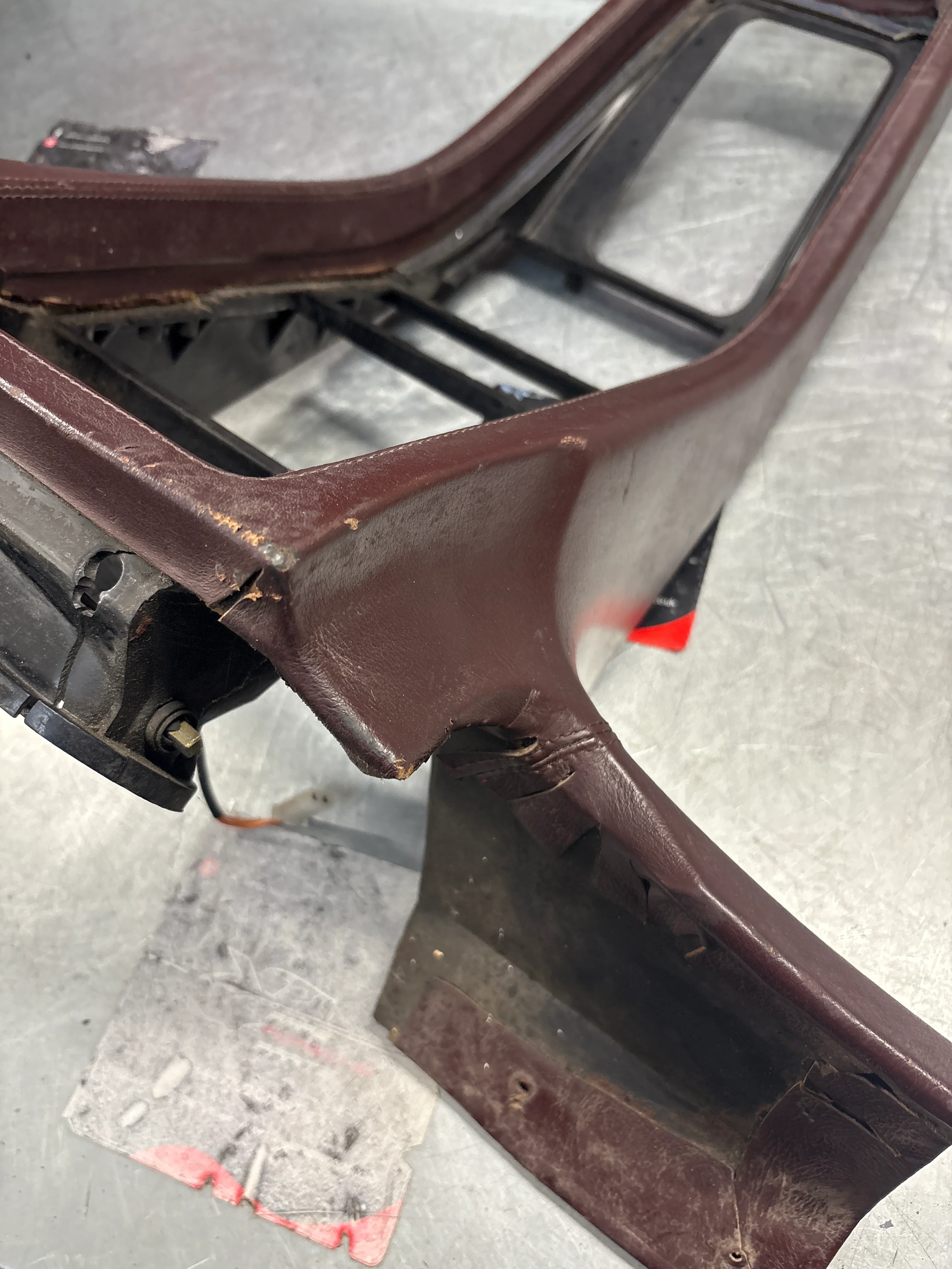 Porsche 928 Center console, used 92855206304 burgundy - Image 9