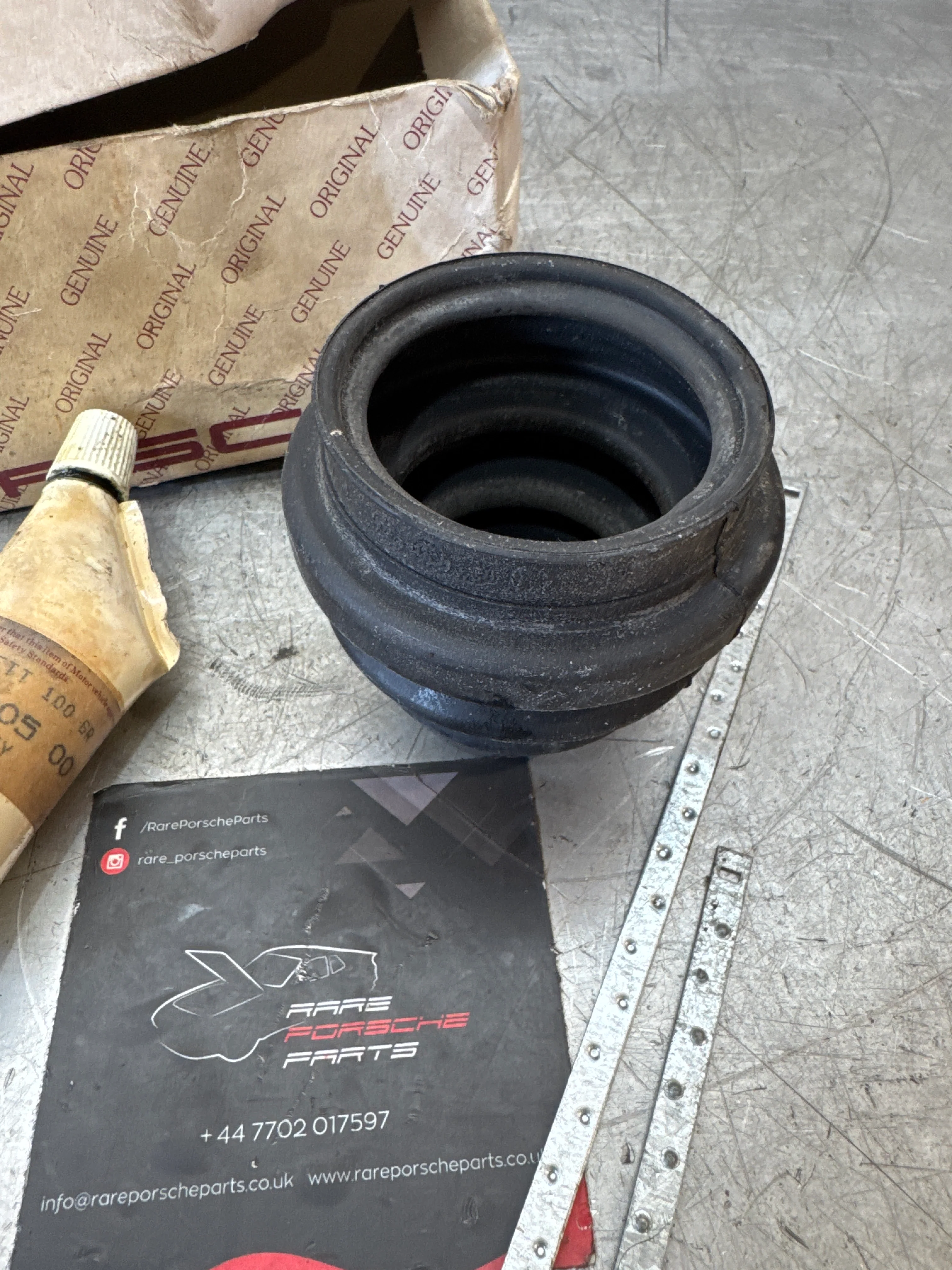Porsche 928 CV Boot Kit 92833292402 NOS - Image 4