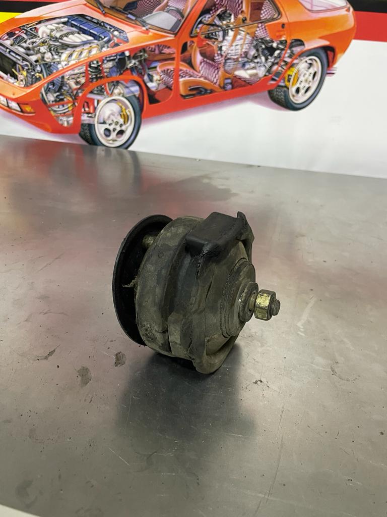Porsche 928 engine motor mount, used 92837503900 - Image 3