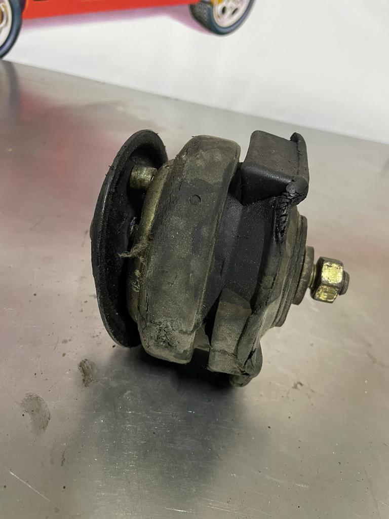 Porsche 928 engine motor mount, used 92837503900 - Image 4