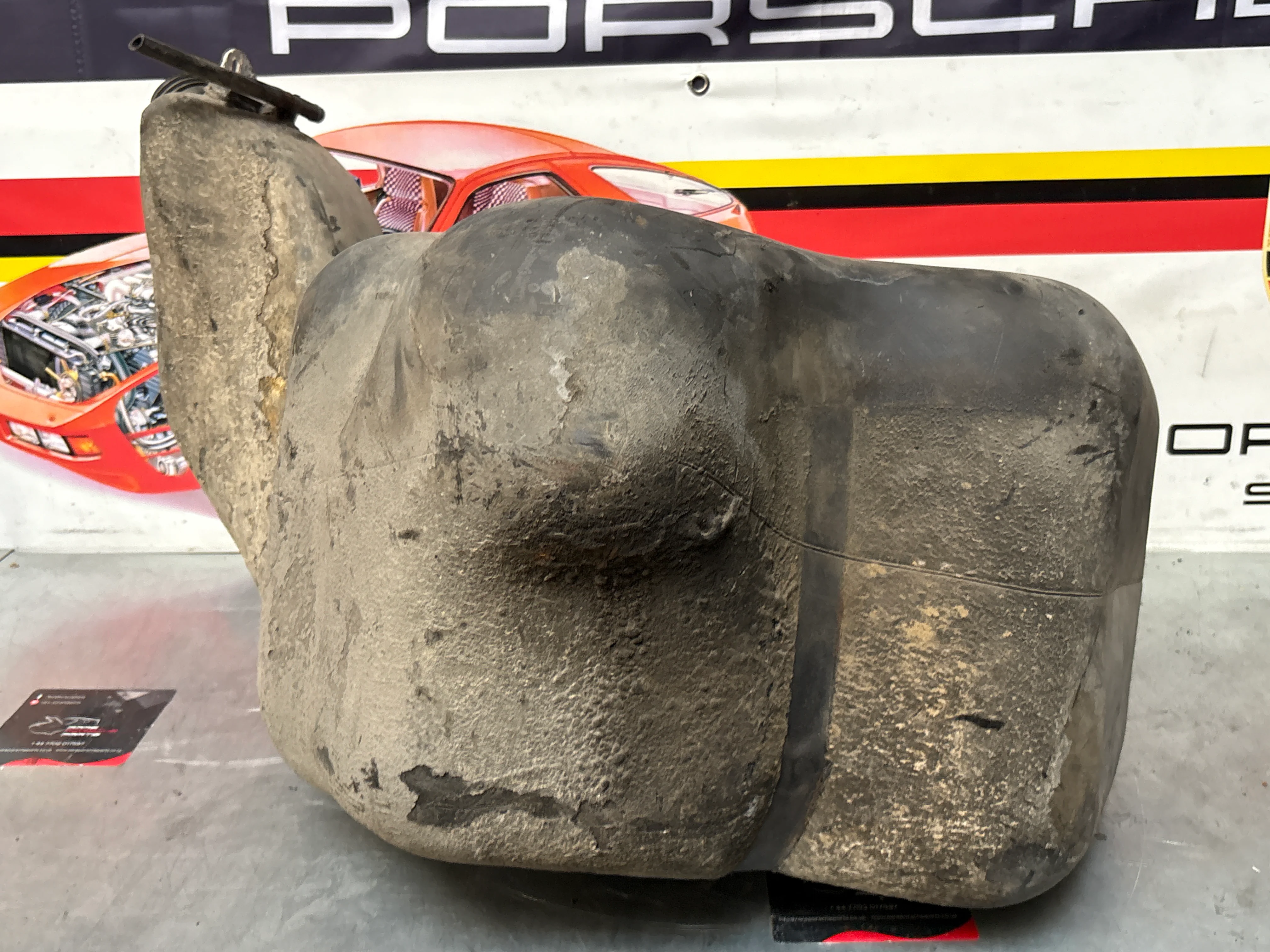 Porsche 928 fuel tank, used 92820100303/04 - Image 12