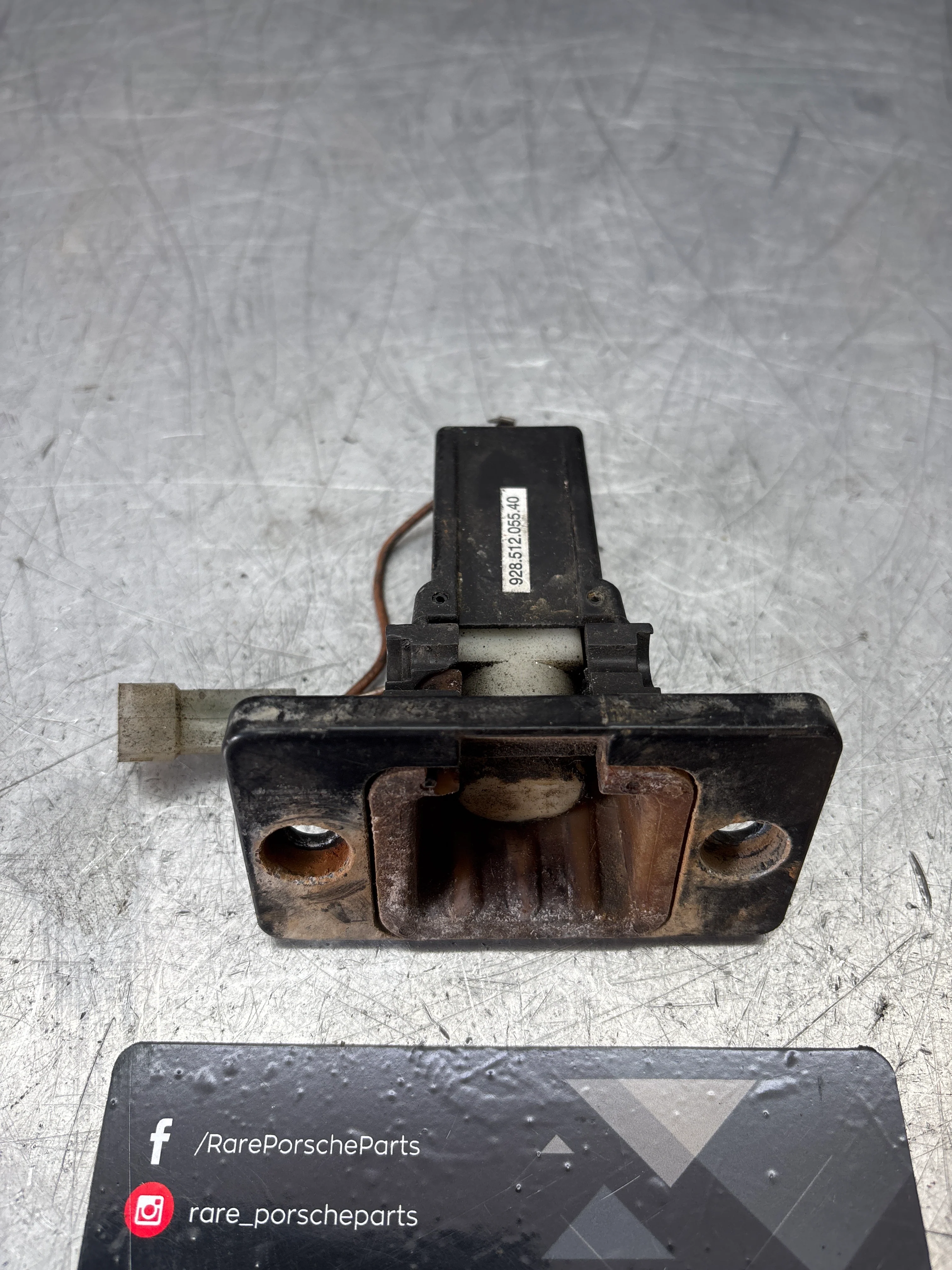Porsche 928 rear boot lock receiver, 92851205540, used - Image 3