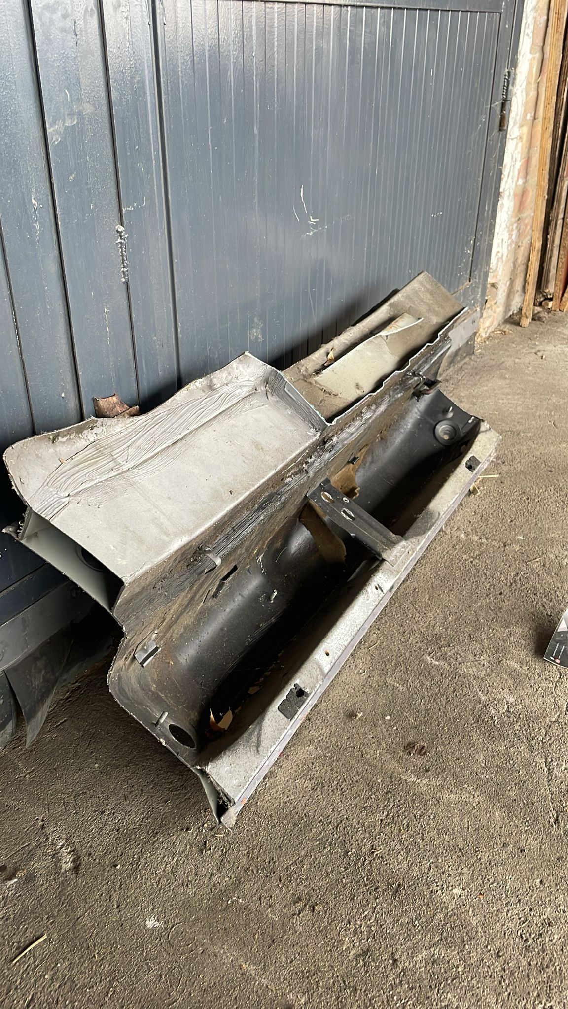 Porsche 928 rear panel cut 92850208104 - Image 2
